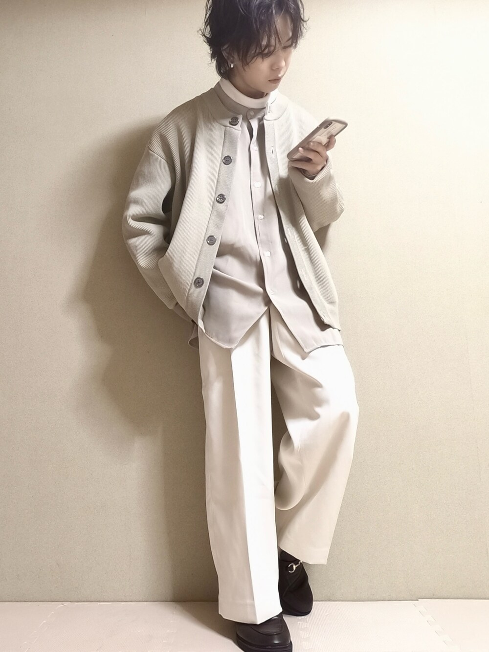 「秋のコーデ、休日コーデ、オトナカジュアル、秋服、メンズコーデ、お洒落さんとつながりたい、シンプルスタイル、メンズファッション、秋服コーデ、淡色コーデ、カーディガン、ワイドパンツ」｜「EMMA CLOTHESのアゼ編み クルーネック/ラウンドネック ドロップショルダールーズニットカーディガン EMMA CLOTHES（カーディガン/ボレロ、ベージュ系）」を使った、ᴴᴵᴮᴵᴷᴵさん（メンズ・170cm）の秋コーディネートの1枚目の写真
