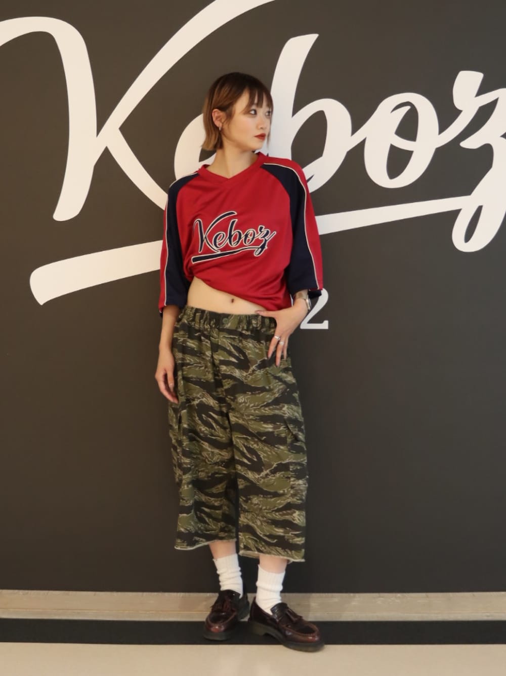 その他のその他パンツ、レッド系のTシャツ/カットソーを着用したレディースの夏コーディネートの1枚目の写真