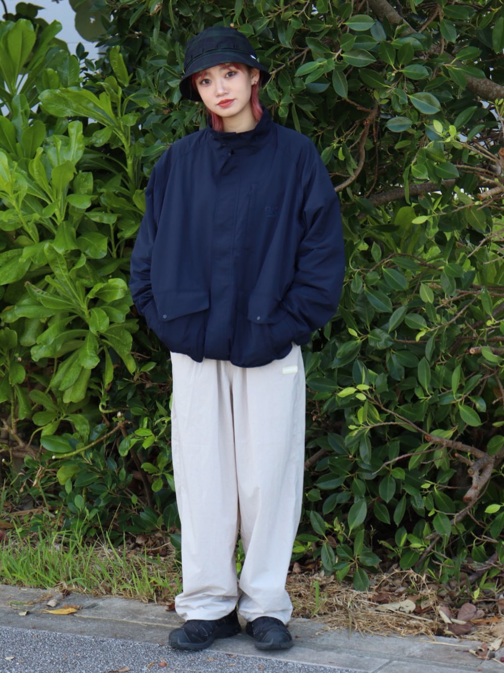 「keboz、メンズライクコーデ、コーチジャケット、ストーリート」｜「KEBOZのRIP STOP JUNGLE HAT（ハット、ブラック系）」を使った、Moeさん（レディース・161cm）の秋コーディネートの1枚目の写真