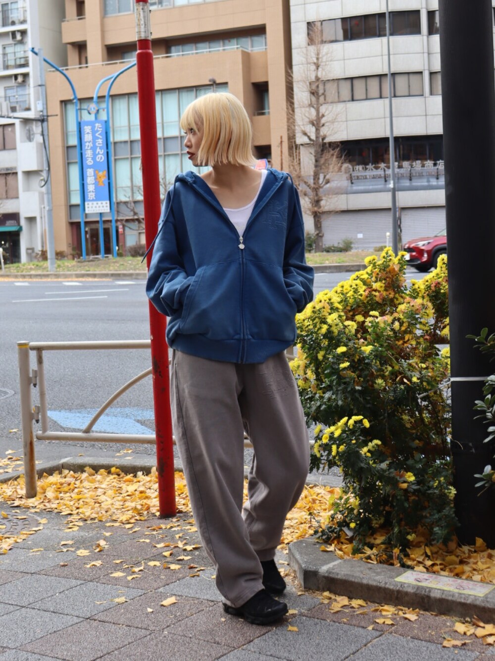 「keboz、スウェット、スウェットパンツ、スウェットコーデ、スウェットトップス、スウェットパーカー、スウェットセットアップ、パーカー、パンツ、パンツコーデ」｜「KEBOZのEFG GARMENT SWEAT FULL ZIP HOODIE（パーカー、ブルー系）」を使った、Moeさん（レディース・161cm）の冬コーディネートの1枚目の写真