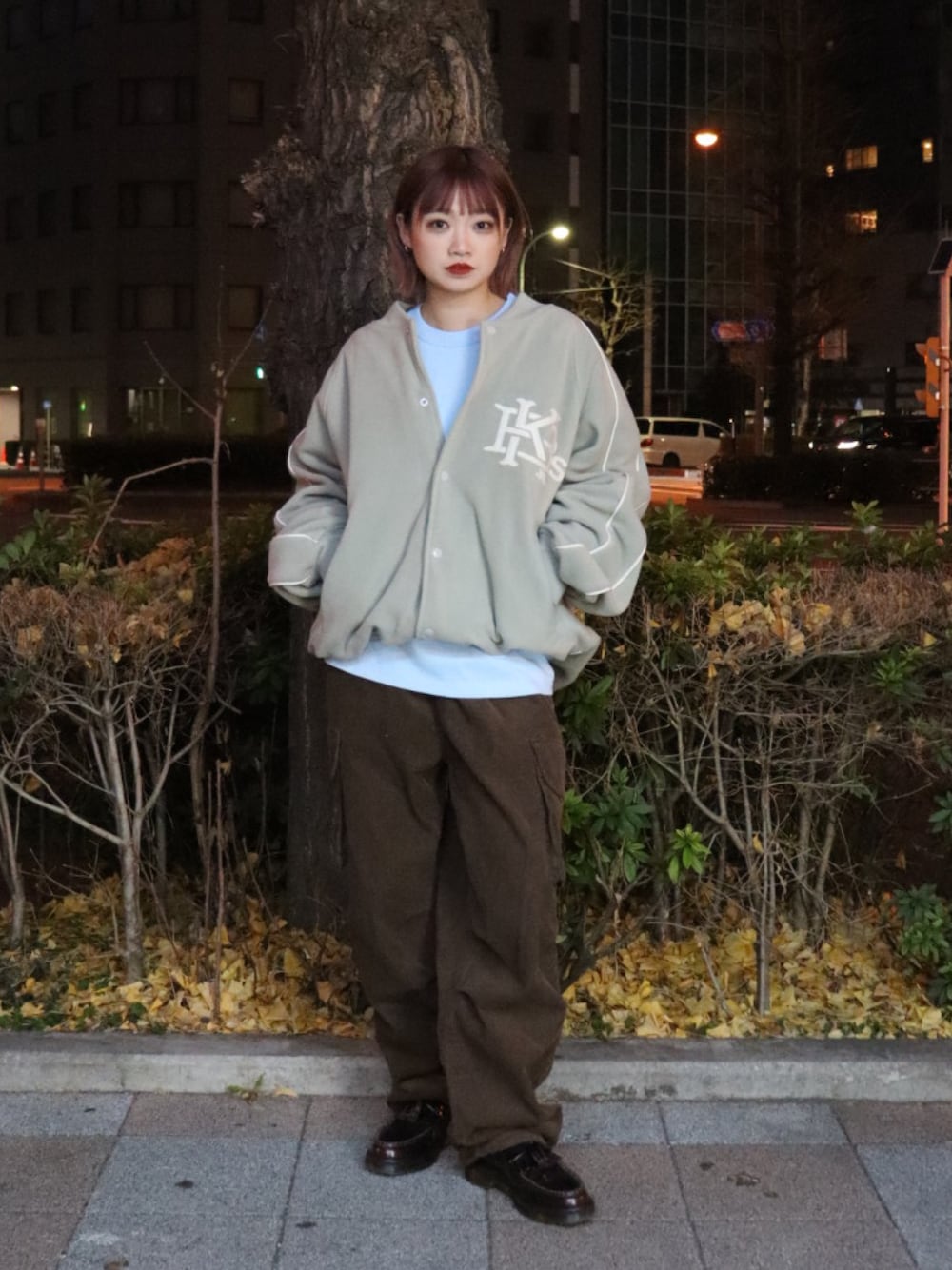 「keboz、ロンT、カットソー、Tシャツ、フリースジャケット、フリース、アウター、カーゴパンツ、パンツ」｜「KEBOZのFLEECE VARSITY JACKET（スタジャン、グレー系）」を使った、Moeさん（レディース・161cm）の冬コーディネートの1枚目の写真