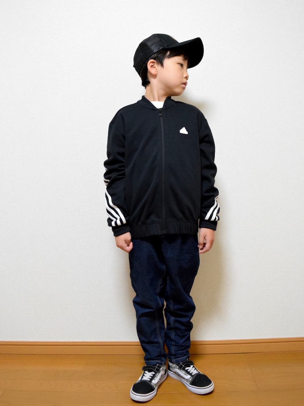 「ファッションを楽しもう、秋冬コーデ、男の子、キッズコーデ、トラックジャケット、ジャージ、adidas、キャップ、デニム、スニーカー、ダークカラー、モノトーン、シンプルコーデ、ストリート、ストリートMIX」｜「BRANSHESのガーデナーテーパードデニムパンツ（デニムパンツ、ブルー系）」を使った、HACHIさん（キッズ・123cm）の秋コーディネートの1枚目の写真