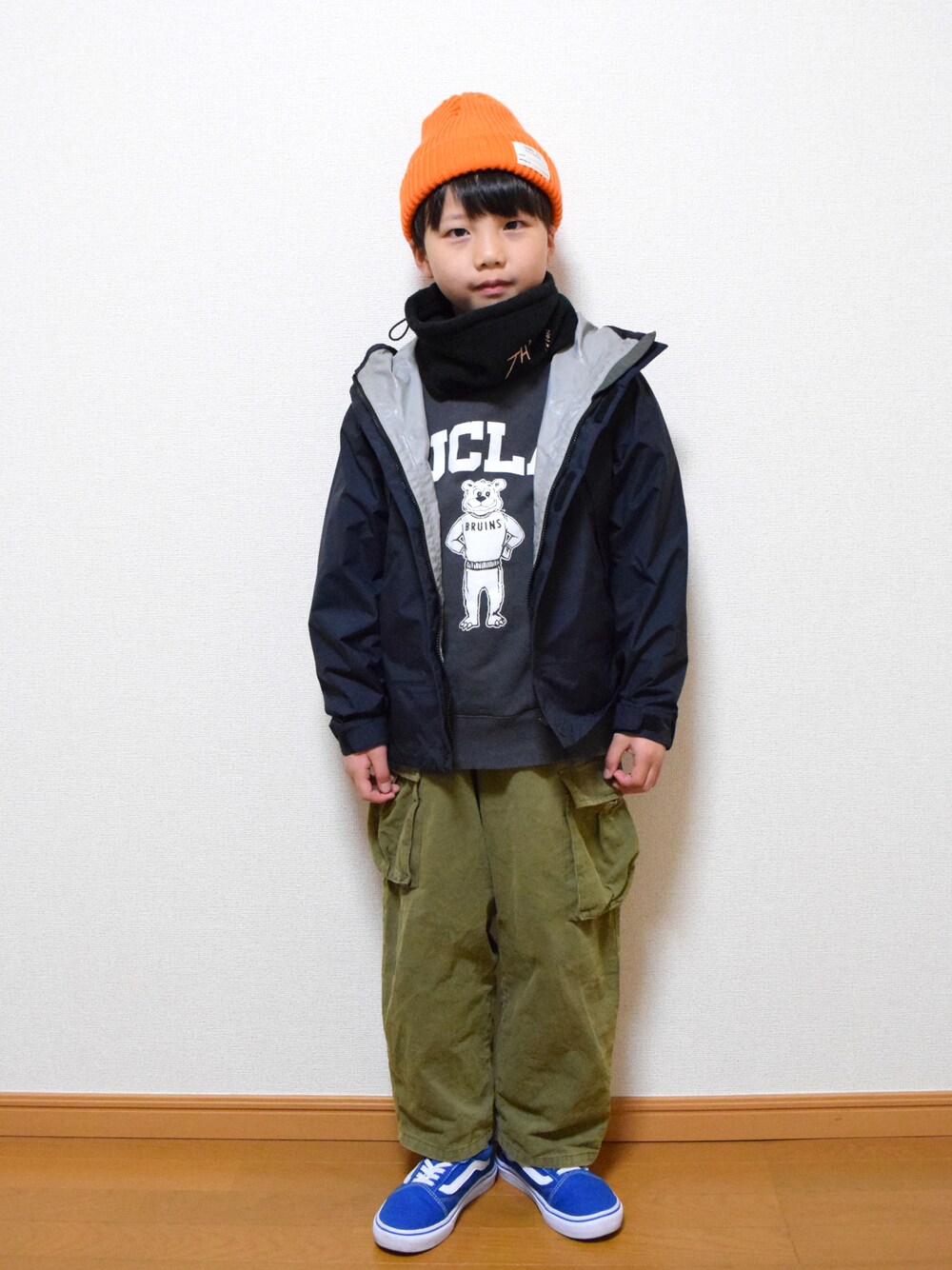 「冬を彩る色いろコーデ、おしゃれさんと繋がりたい、キッズコーデ、小学生、男の子、ニット帽、スウェット、カーゴパンツ、スニーカー、ネックウォーマー、シンプルコーデ、ストリート、ストリートMIX」｜「VANSのVANS ヴァンズ OLD SKOOL(14-22) キッズ オールドスクール V36CS COLORS COBALT（スニーカー、ブルー系）」を使った、HACHIさん（キッズ・124cm）の冬コーディネートの1枚目の写真