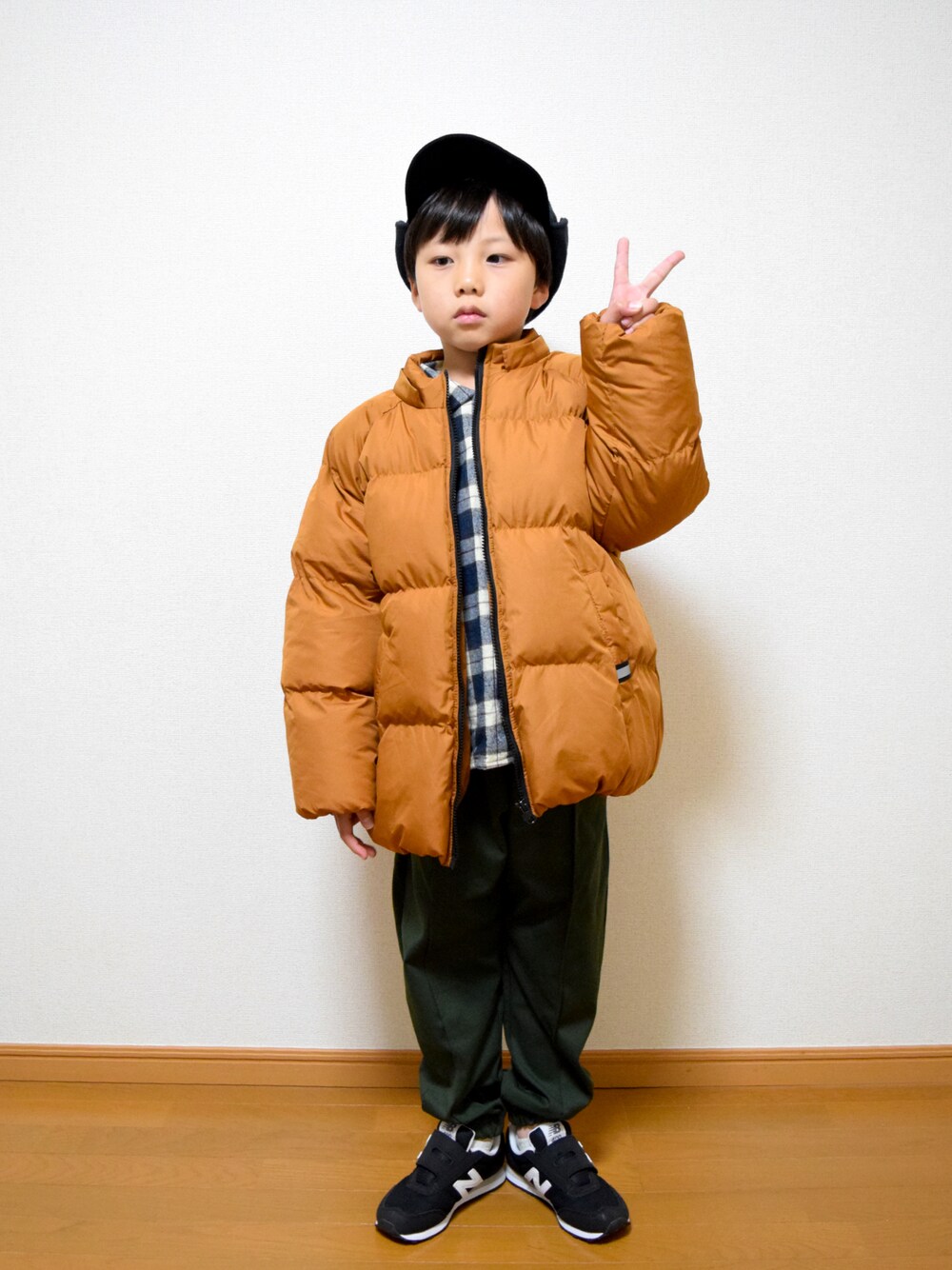 「ファッションを楽しもう、キッズコーデ、男の子、キャップ、アウター、チェックシャツ、ジョガーパンツ、アースカラー、もこもこ、冬コーデ、スニーカー、シンプルコーデ、ストリートMIX、ストリート」｜「LOGOSの【LOGOS/ロゴス】 branshes限定：ジョガーパンツ（その他パンツ、グリーン系）」を使った、HACHIさん（キッズ・123cm）の秋コーディネートの1枚目の写真
