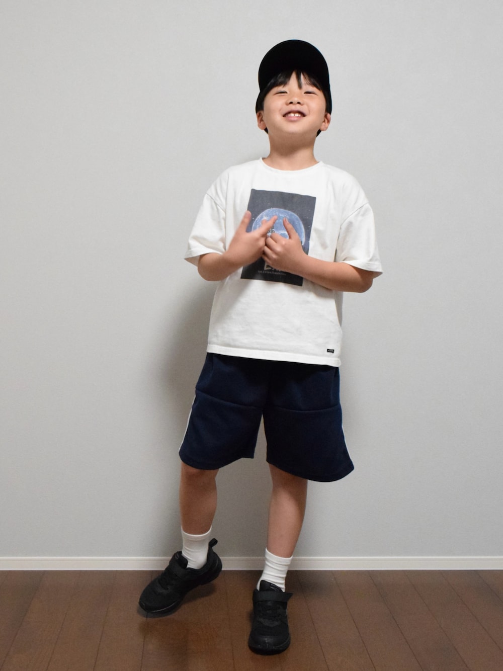 「ストリート、シンプルコーデ、キャップ、ラインパンツ、スポーツミックス、ソックス、スニーカー、キッズコーデ、小学生、男の子」｜「瞬足のアイテム（スニーカー、ブラック系）」を使った、HACHIさん（キッズ・133cm）の春コーディネートの1枚目の写真