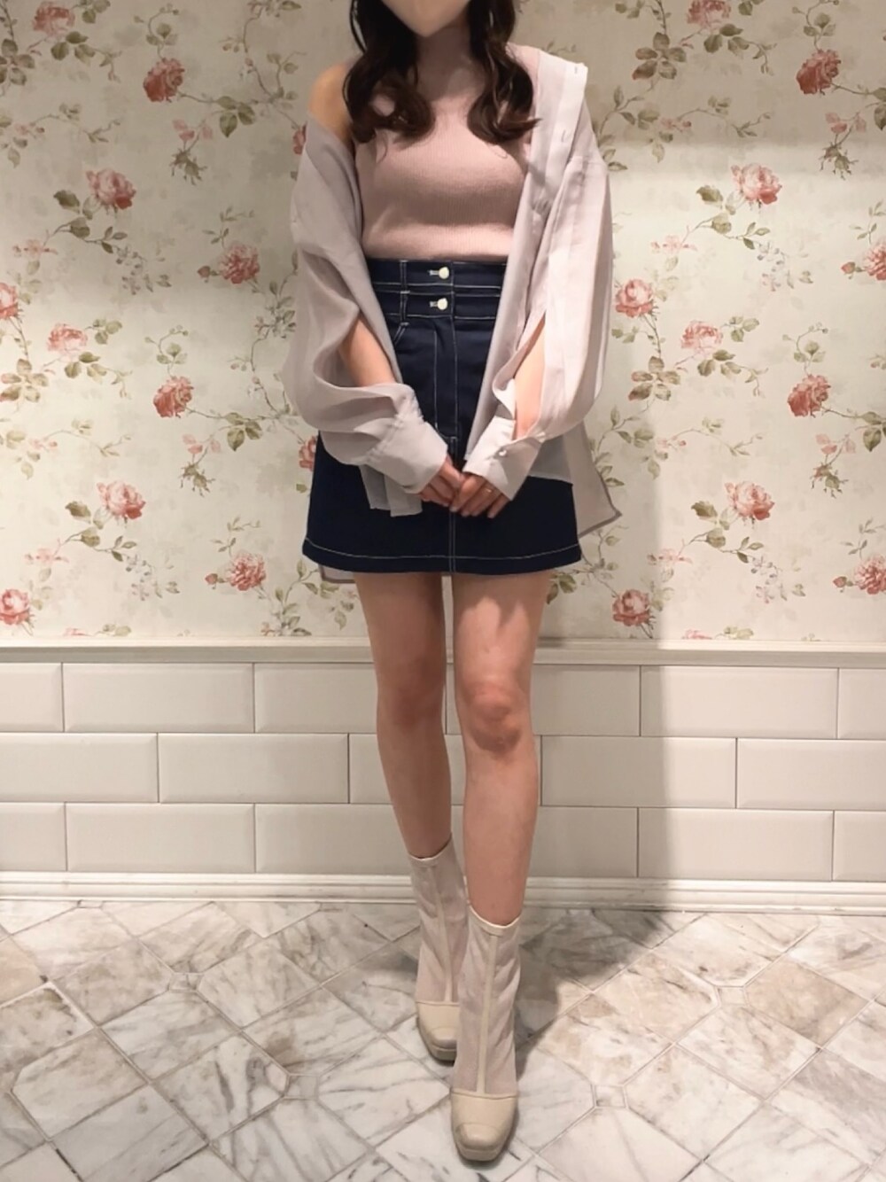 ピンク系のニット/セーター、ピンク系のシャツ/ブラウス、ブルー系のスカートを着用したレディースの春コーディネートの1枚目の写真