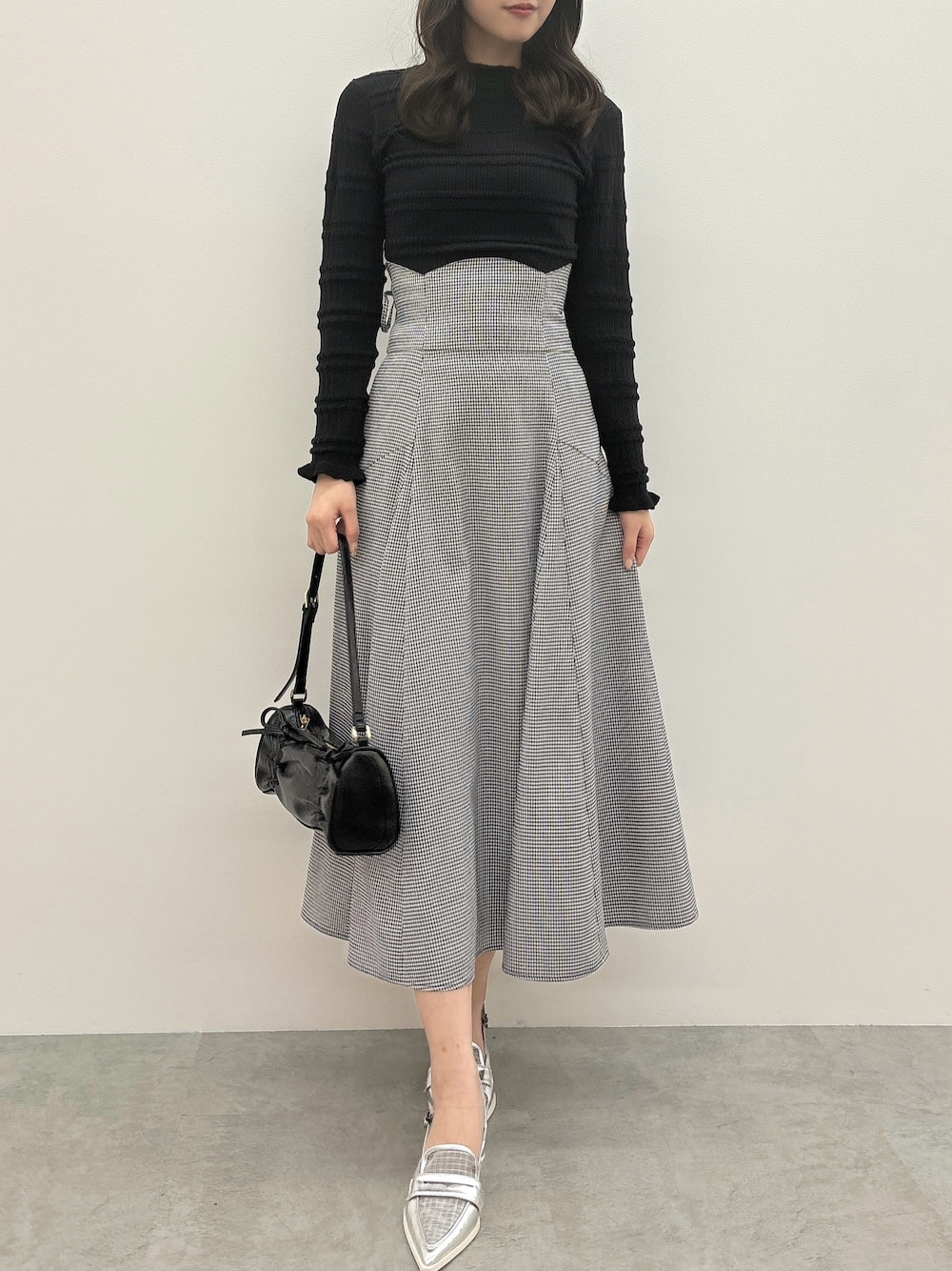 その他のスカート、ブラック系のニット/セーターを着用したレディースの冬コーディネートの1枚目の写真