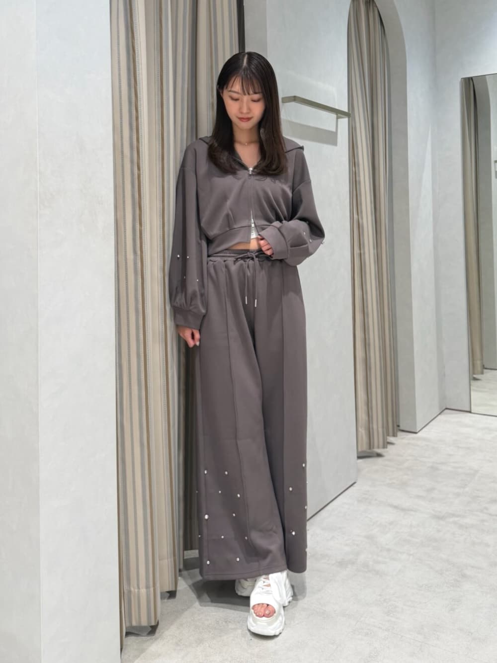 ブラウン系のTシャツ/カットソー、ブラウン系のスウェットパンツ、ホワイト系のサンダルを着用したレディースの夏コーディネートの1枚目の写真