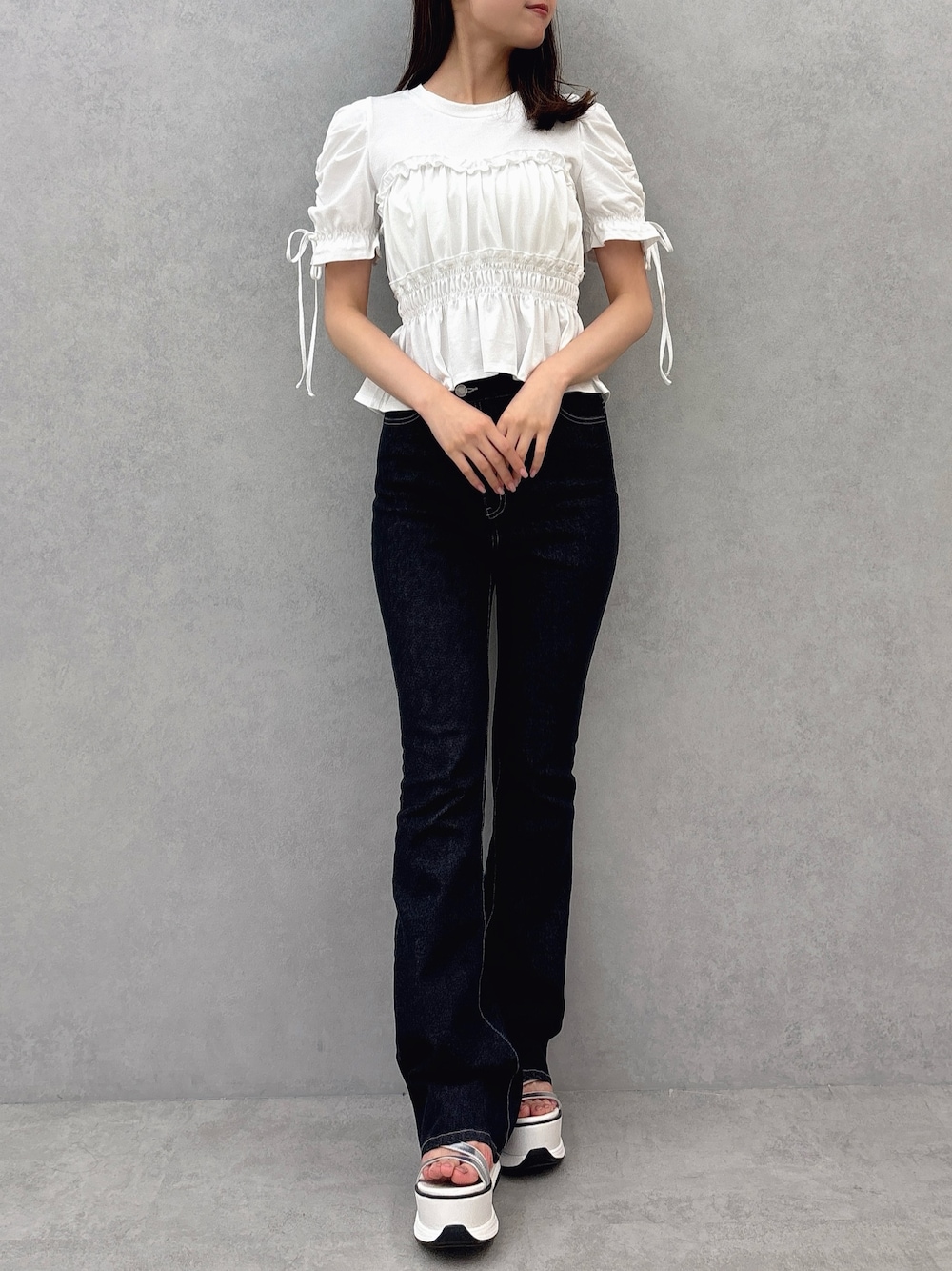 ホワイト系のTシャツ/カットソー、ブラック系のデニムパンツ、ホワイト系のサンダルを着用したレディースの夏コーディネートの1枚目の写真