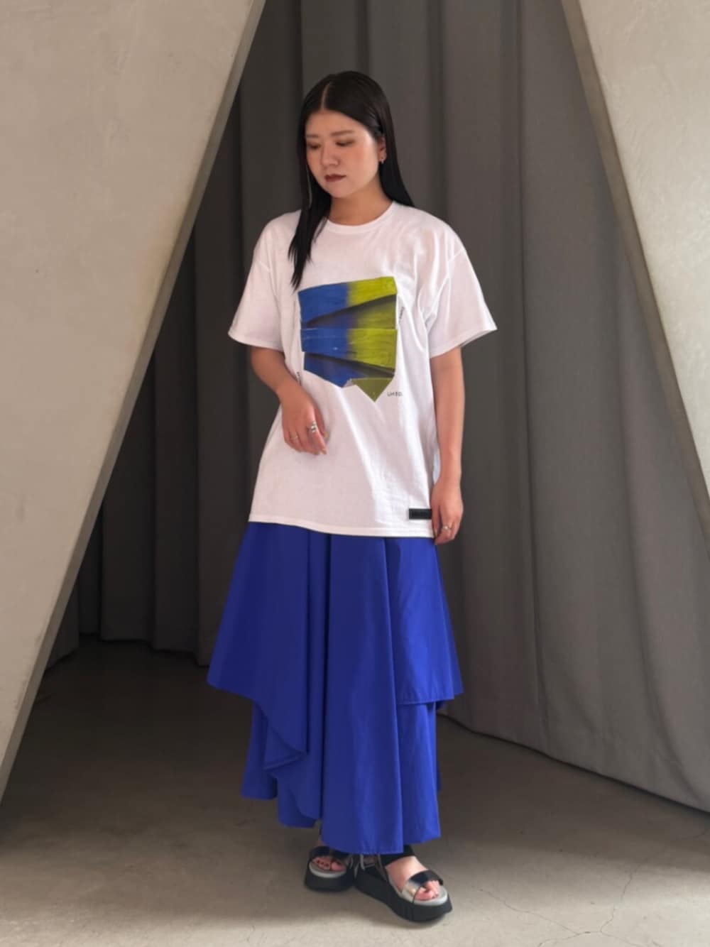 その他のサンダル、ホワイト系のTシャツ/カットソー、ブルー系のその他パンツを着用したレディースの夏コーディネートの1枚目の写真