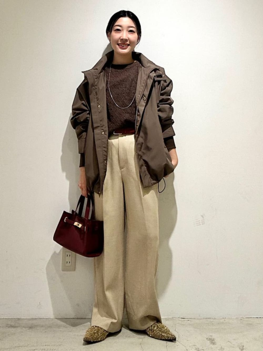 ブラウン系のTシャツ/カットソー、ベージュ系のその他パンツ、ブラウン系のブルゾンを着用したレディースの秋コーディネートの1枚目の写真
