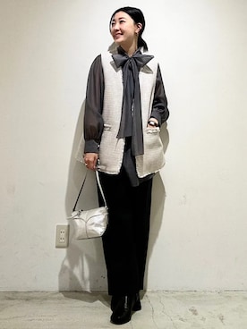 「SHIPS（シップス）の〈手洗い可能〉メルティ ウォーム タック ワイド パンツ（その他パンツ、グレー系）」を使った、土倉さん（レディース・154cm）の春コーディネート