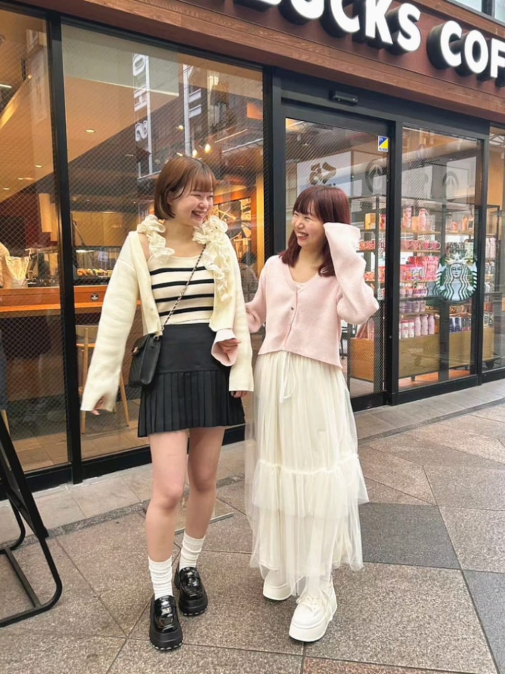 「ナイスクラップ、nice claup、one after another NICE CLAUP、骨格ウェーブ、イエベ春、低身長、152cm、オフィスカジュアル、カーディガン、スニーカー、デートコーデ、春コーデ、ローファー、春服みてみて、パステルカラー」｜「one after another NICE CLAUPのハートボタンベルスリーブカーディガン（カーディガン/ボレロ、ピンク系）」を使った、ばらさん（レディース・152cm）の春コーディネートの1枚目の写真