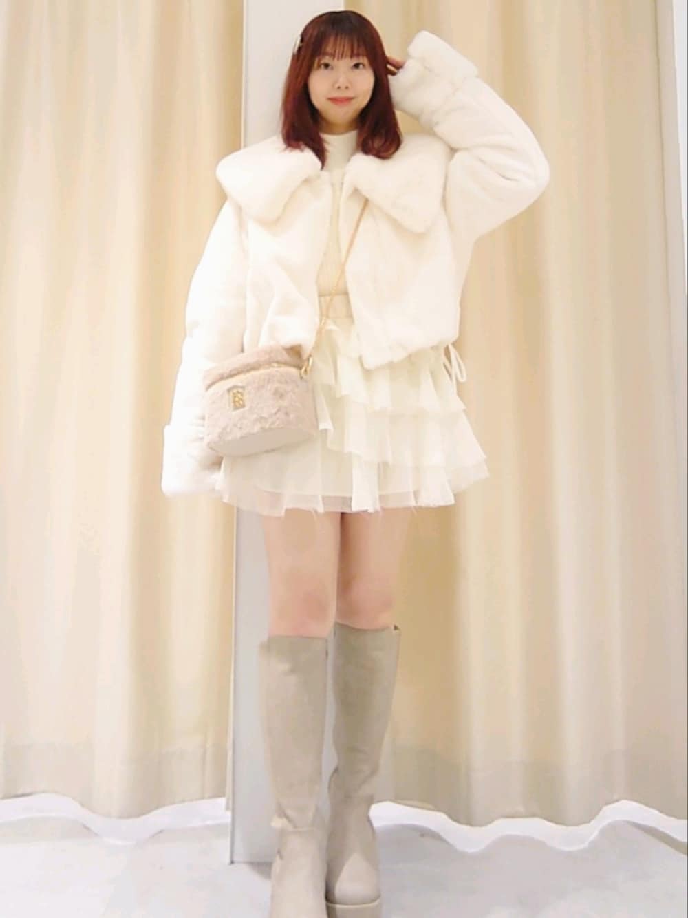 「ナイスクラップ、nice claup、one after another NICE CLAUP、骨格ウェーブ、イエベ春、低身長、152cm、淡色コーデ、冬コーデ、お出かけコーデ、冬アウター、韓国ファッション、ブーツ、ニット、ワントーンコーデ」｜「one after another NICE CLAUPのフェイクファーブルゾン（ブルゾン、ホワイト系）」を使った、ばらさん（レディース・152cm）の秋コーディネートの1枚目の写真
