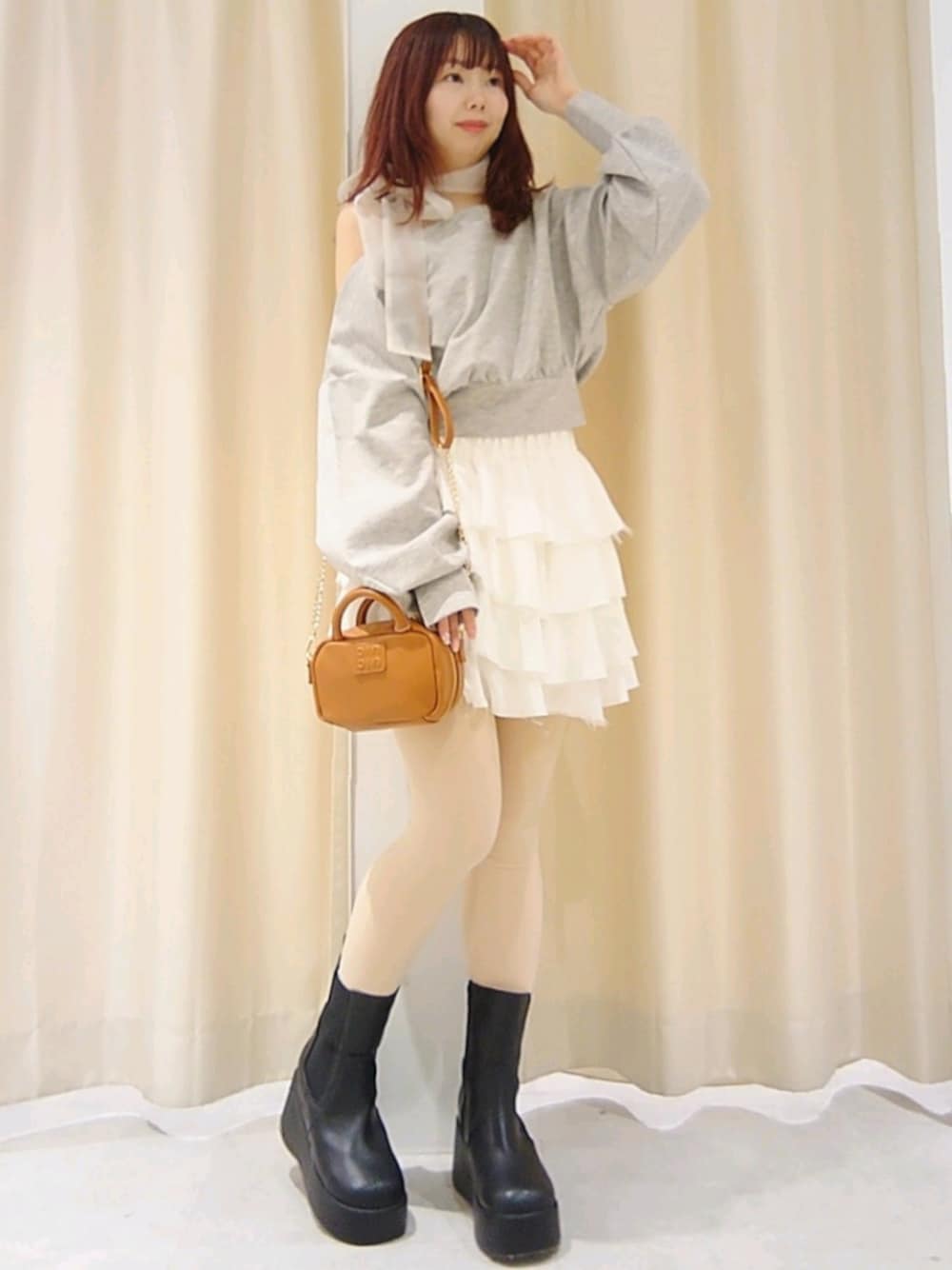 「ナイスクラップ、nice claup、one after another NICE CLAUP、骨格ウェーブ、イエベ春、低身長、152cm、モノトーン、お出かけコーデ、デートコーデ、ショルダーバッグ、ミニスカート、ワンショルダー、スウェット、春服」｜「one after another NICE CLAUPのリボン付きワンショルトップス（Tシャツ/カットソー、グレー系）」を使った、ばらさん（レディース・152cm）の冬コーディネートの1枚目の写真