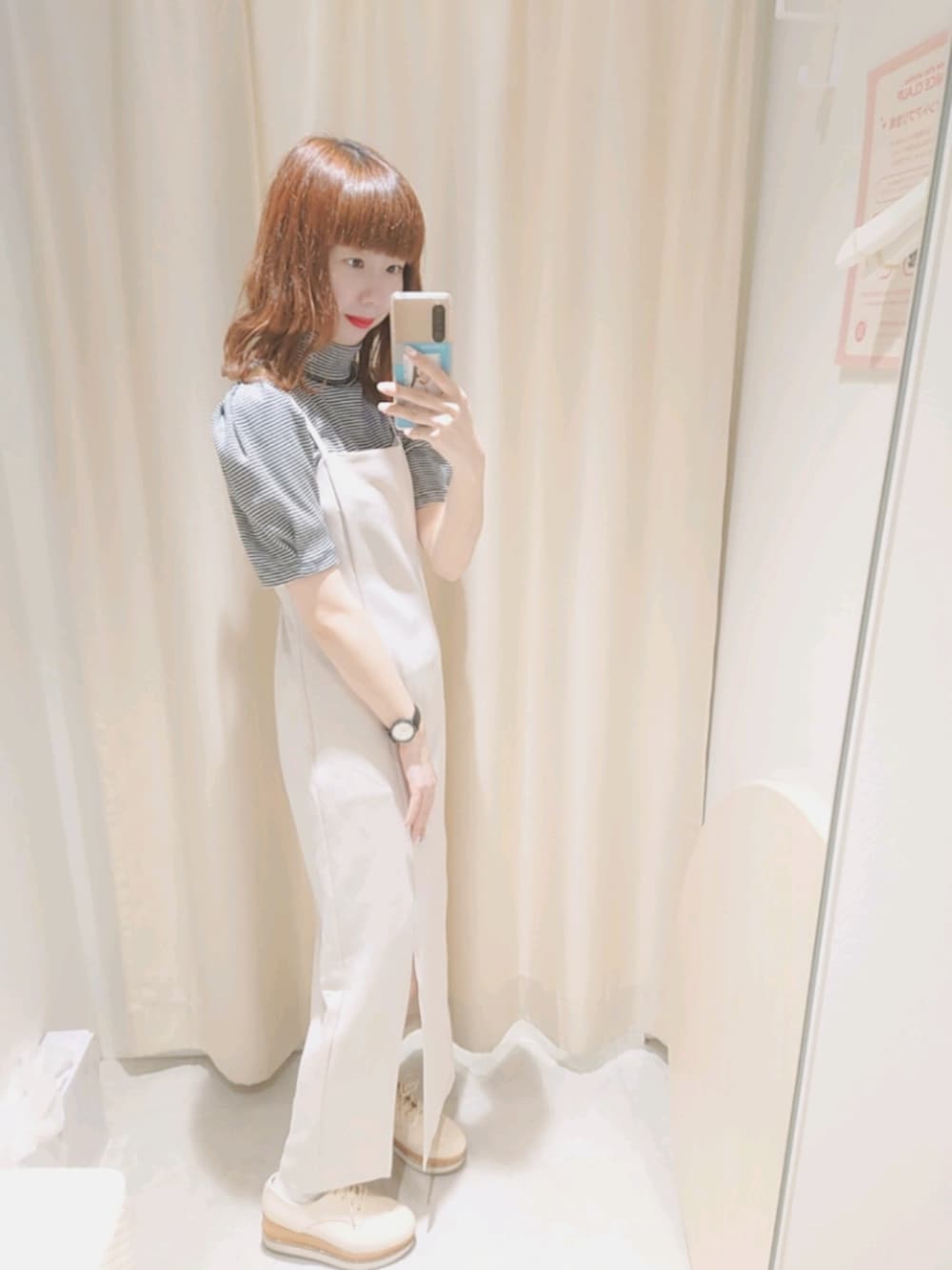 ブラック系のTシャツ/カットソー、ホワイト系のワンピース、ホワイト系のその他シューズを着用したレディースの春コーディネートの2枚目の写真