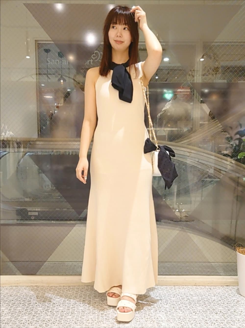 「ナイスクラップ、nice claup、one after another NICE CLAUP、骨格ウェーブ、イエベ春、低身長、152cm、ノースリーブ、夏コーデ、サンダル、お出かけコーデ、モノトーン、アメスリ、ワンピース、ロングワンピース」｜「one after another NICE CLAUPの【Mode Ribbon Collection】アメスリニットワンピース（ワンピース、ホワイト系）」を使った、ばらさん（骨格ウェーブ・レディース・152cm）の夏コーディネートの1枚目の写真