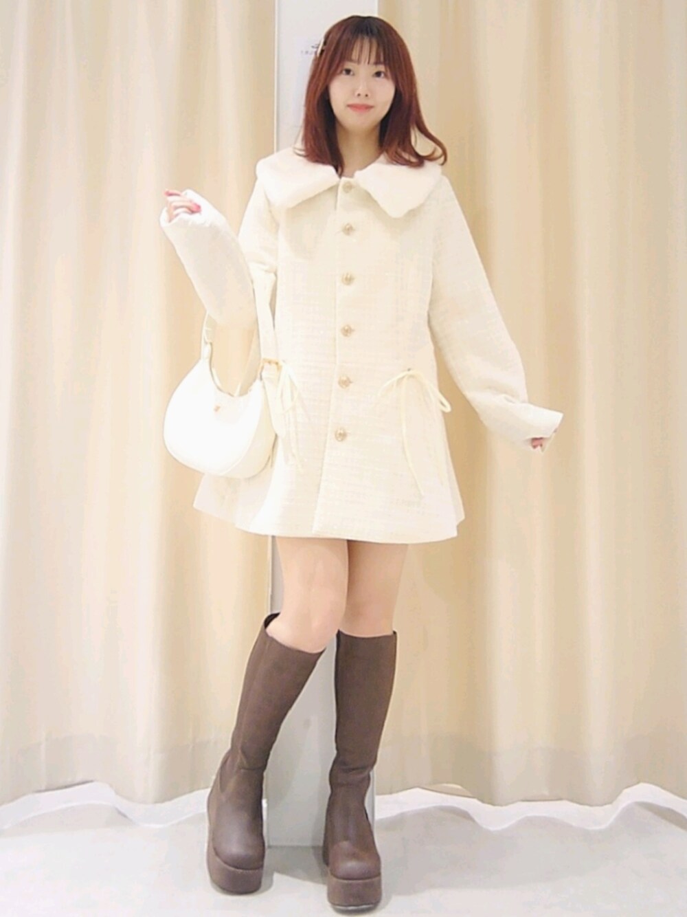 「ナイスクラップ、nice claup、one after another NICE CLAUP、骨格ウェーブ、イエベ春、低身長、152cm、モノトーン、厚底シューズ、ブーツ、デートコーデ、ショルダーバッグ、淡色コーデ、テーマパークコーデ、お出かけコーデ」｜「one after another NICE CLAUPの【premium order】ファーティペットリボンワンピースコート（ノーカラーコート、ホワイト系）」を使った、ばらさん（レディース・152cm）の秋コーディネートの1枚目の写真