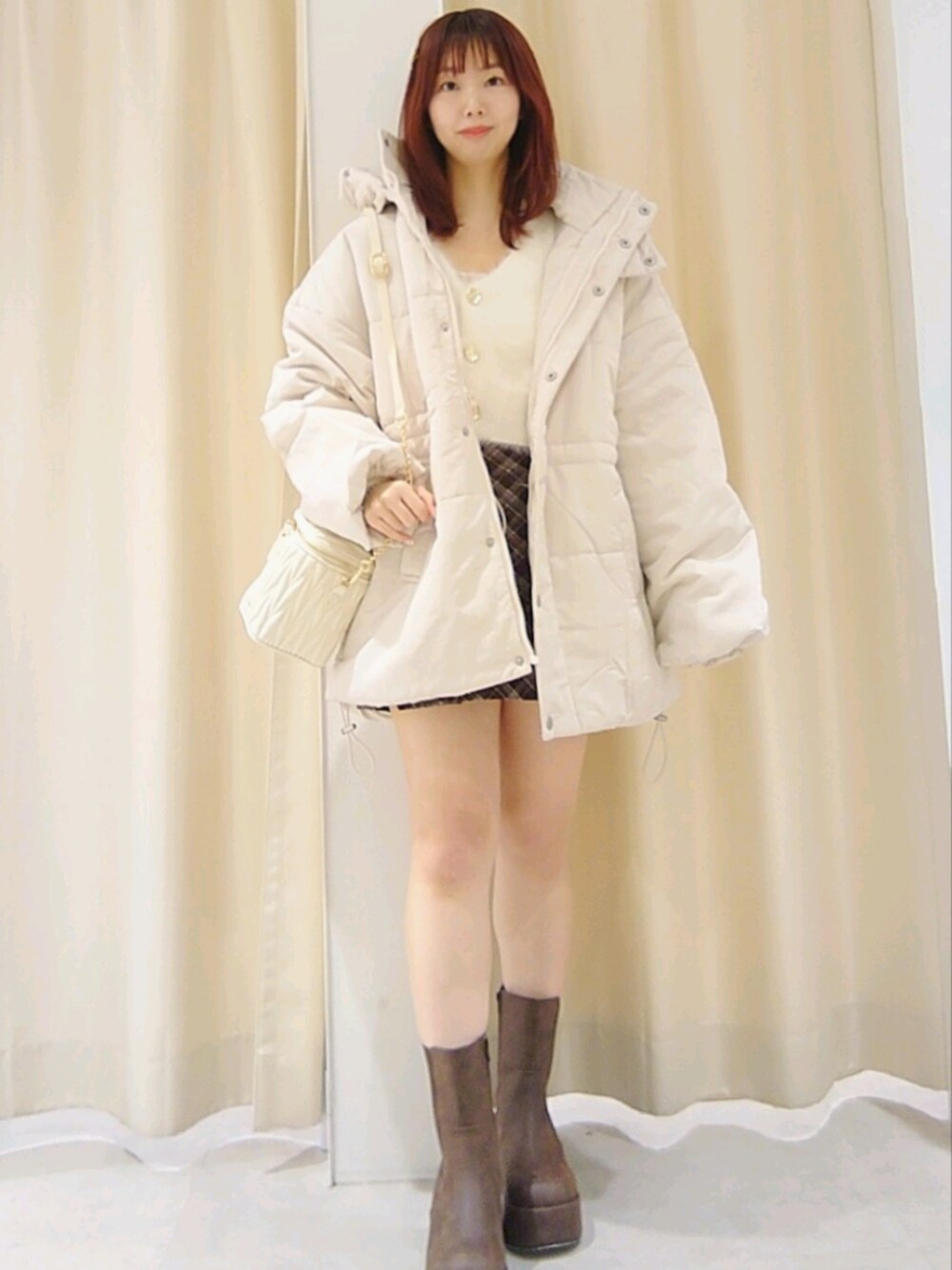 「ナイスクラップ、nice claup、one after another NICE CLAUP、骨格ウェーブ、イエベ春、低身長、152cm、ダウンジャケット、冬コーデ、チェック、お出かけコーデ、冬アウター、韓国ファッション、ブーツ、テーマパークコーデ」｜「one after another NICE CLAUPのウェストマークミドルフェイクダウンジャケット（ダウンジャケット/コート、ベージュ系）」を使った、ばらさん（レディース・152cm）の秋コーディネートの1枚目の写真