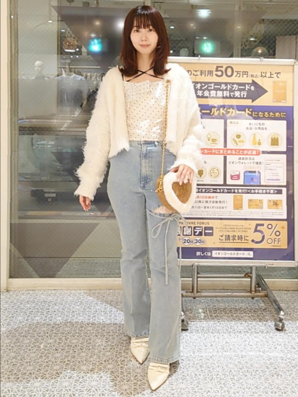 ホワイト系のカーディガン/ボレロ、その他のキャミソール、ブルー系のデニムパンツを着用したレディースの秋コーディネートの1枚目の写真