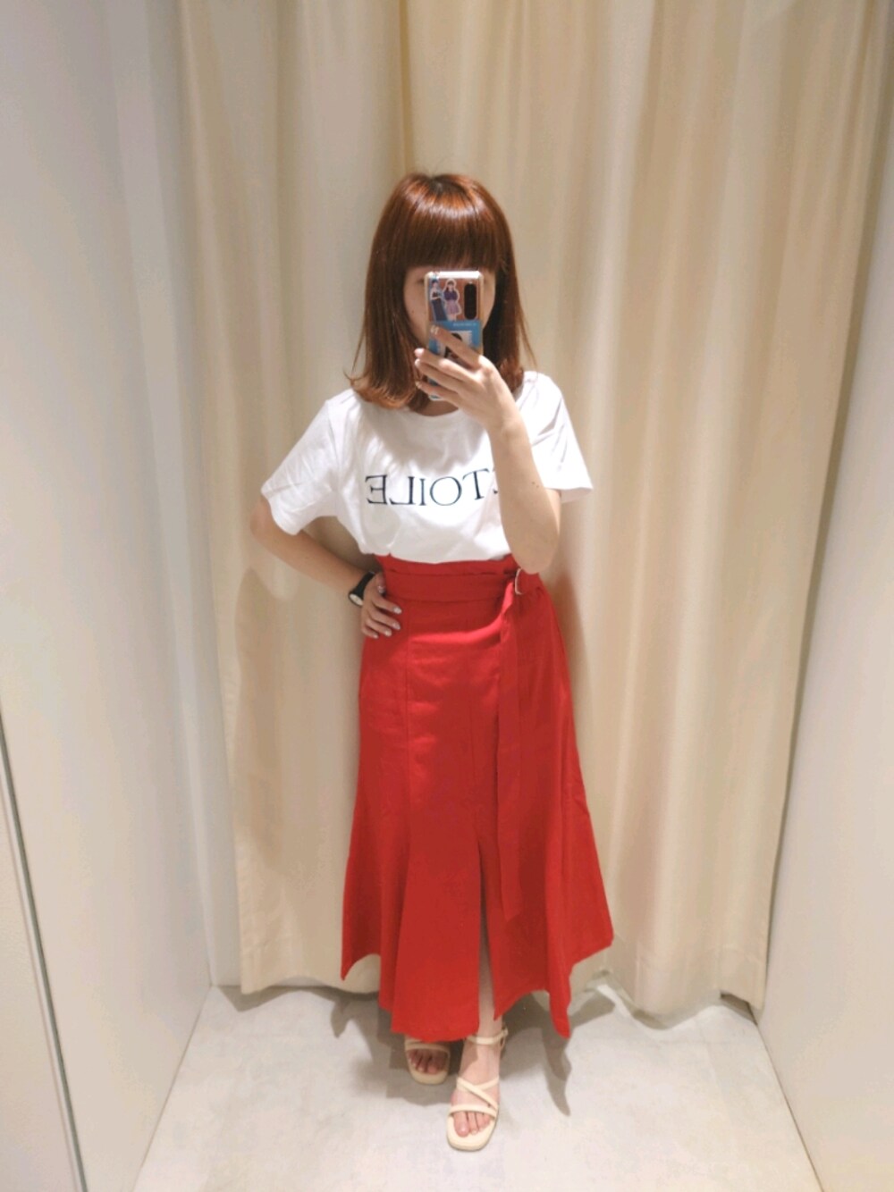ホワイト系のTシャツ/カットソー、レッド系のスカート、ホワイト系のサンダルを着用したレディースの夏コーディネートの1枚目の写真