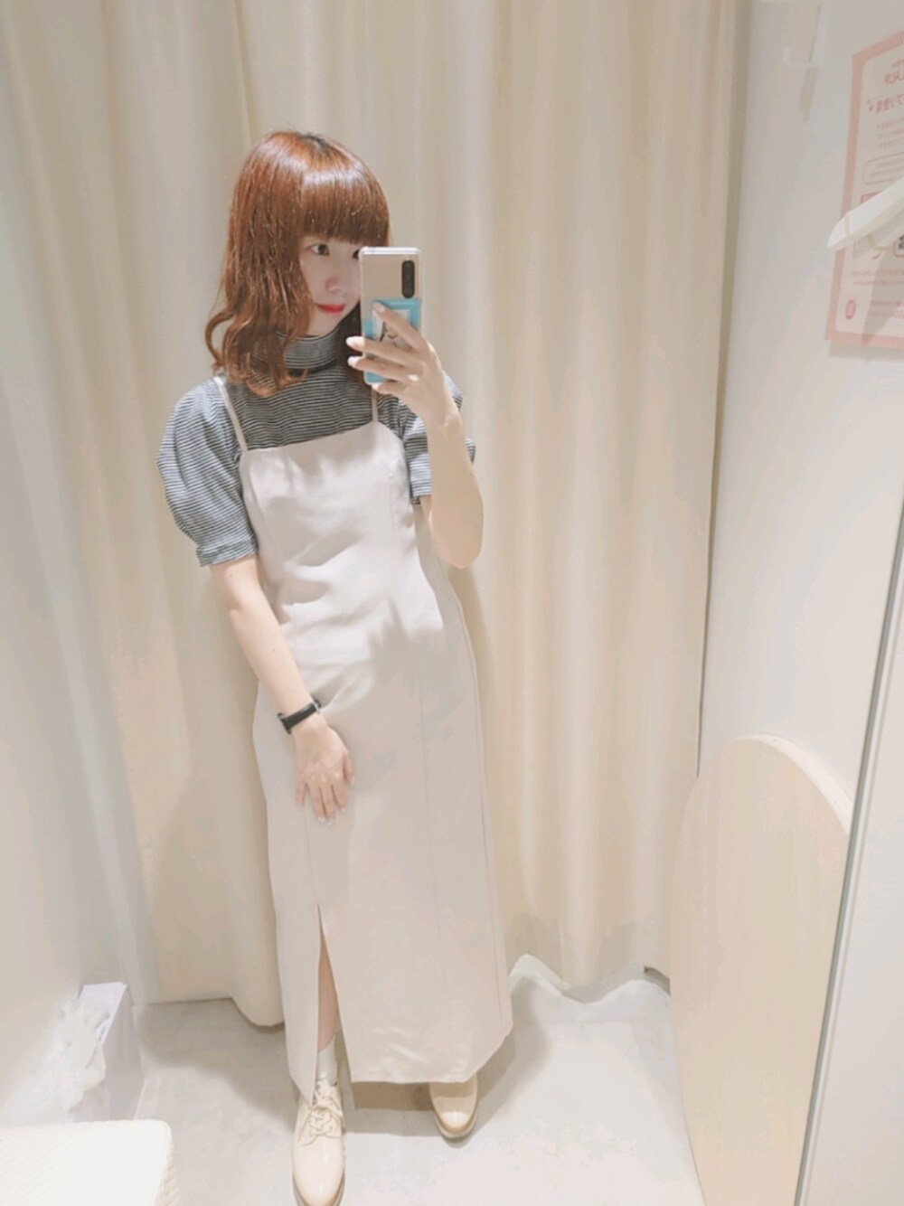 ブラック系のTシャツ/カットソー、ホワイト系のワンピース、ホワイト系のその他シューズを着用したレディースの春コーディネートの1枚目の写真