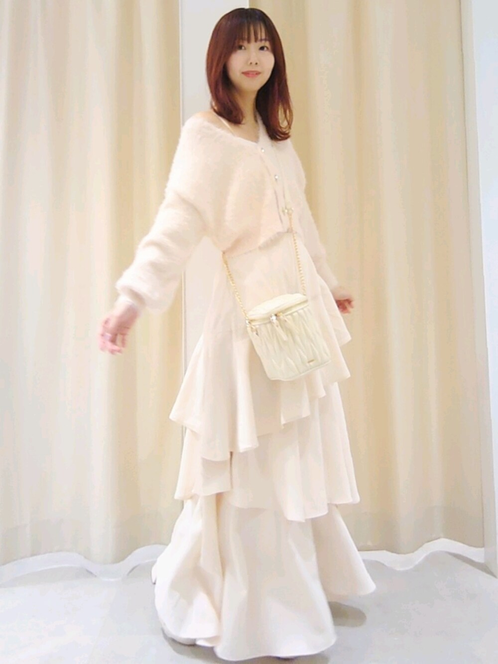 「ナイスクラップ、nice claup、one after another NICE CLAUP、骨格ウェーブ、イエベ春、低身長、152cm、お出かけコーデ、韓国ファッション、テーマパークコーデ、クリスマスに着たい服、ロングスカート、マイベストコーデ2024、冬コーデ、休日スタイル」｜「one after another NICE CLAUPのゴールドボタンフェザーショートカーディガン（カーディガン/ボレロ、ピンク系）」を使った、ばらさん（レディース・152cm）の冬コーディネートの1枚目の写真