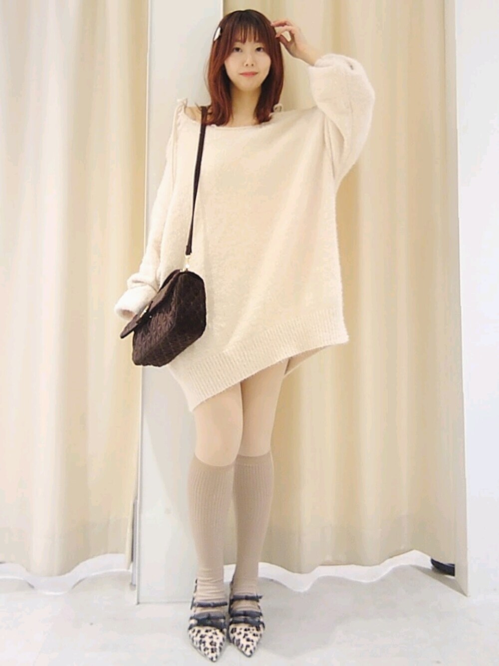 「ナイスクラップ、nice claup、one after another NICE CLAUP、骨格ウェーブ、イエベ春、低身長、152cm、冬コーデ、ニット、テーマパークコーデ、クリスマスに着たい服、マイベストコーデ2024、休日スタイル、ショルダーバッグ、レオパード」｜「one after another NICE CLAUPの【Holiday collection】ゴールドボタンベロアモールリボンニット（ニット/セーター、ピンク系）」を使った、ばらさん（レディース・152cm）の冬コーディネートの1枚目の写真