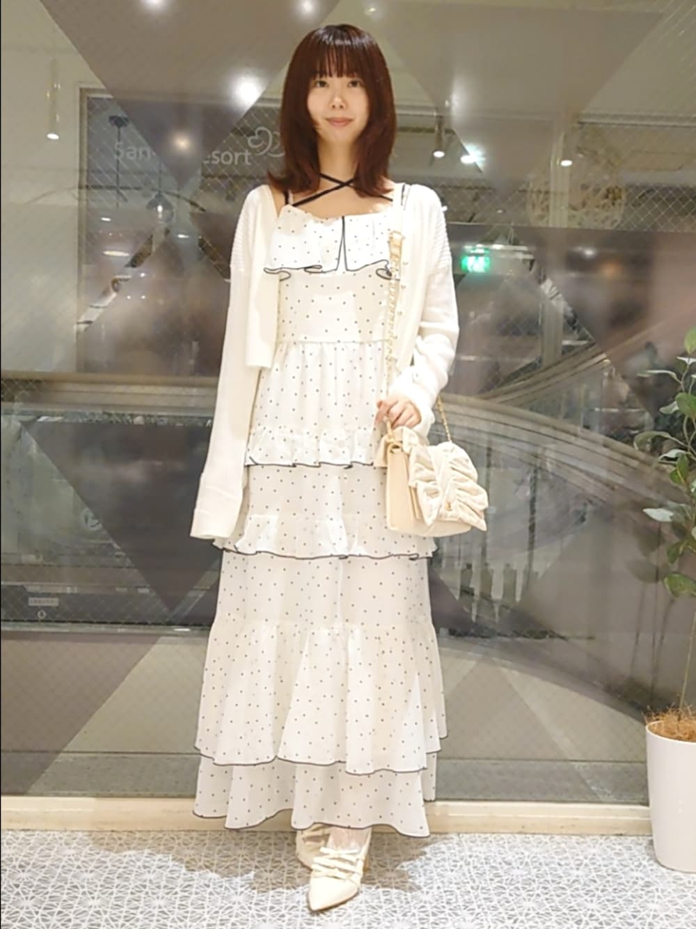 ホワイト系のカーディガン/ボレロ、その他のワンピース、ホワイト系のショルダーバッグを着用したレディースの秋コーディネートの1枚目の写真