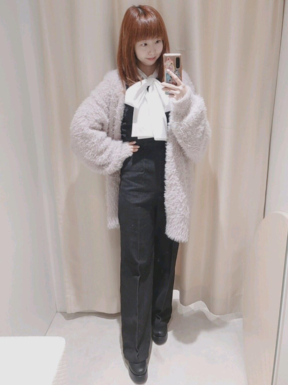 ピンク系のカーディガン/ボレロ、ホワイト系のシャツ/ブラウス、ブラック系のその他パンツを着用したレディースの冬コーディネートの1枚目の写真