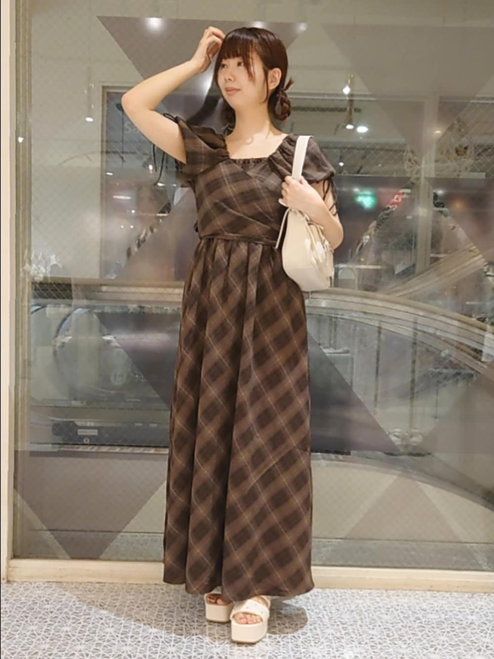 「ナイスクラップ、nice claup、one after another NICE CLAUP、骨格ウェーブ、イエベ春、低身長、152cm、セットアップ、夏コーデ、サンダル、お出かけコーデ、レイヤードスタイル、秋カラー、チェック、ワンピース」｜「one after another NICE CLAUPのマルチウェイ/カシュクールブラウス+キャミワンピセット（ワンピース、ブラウン系）」を使った、ばらさん（骨格ウェーブ・レディース・152cm）の夏コーディネートの1枚目の写真