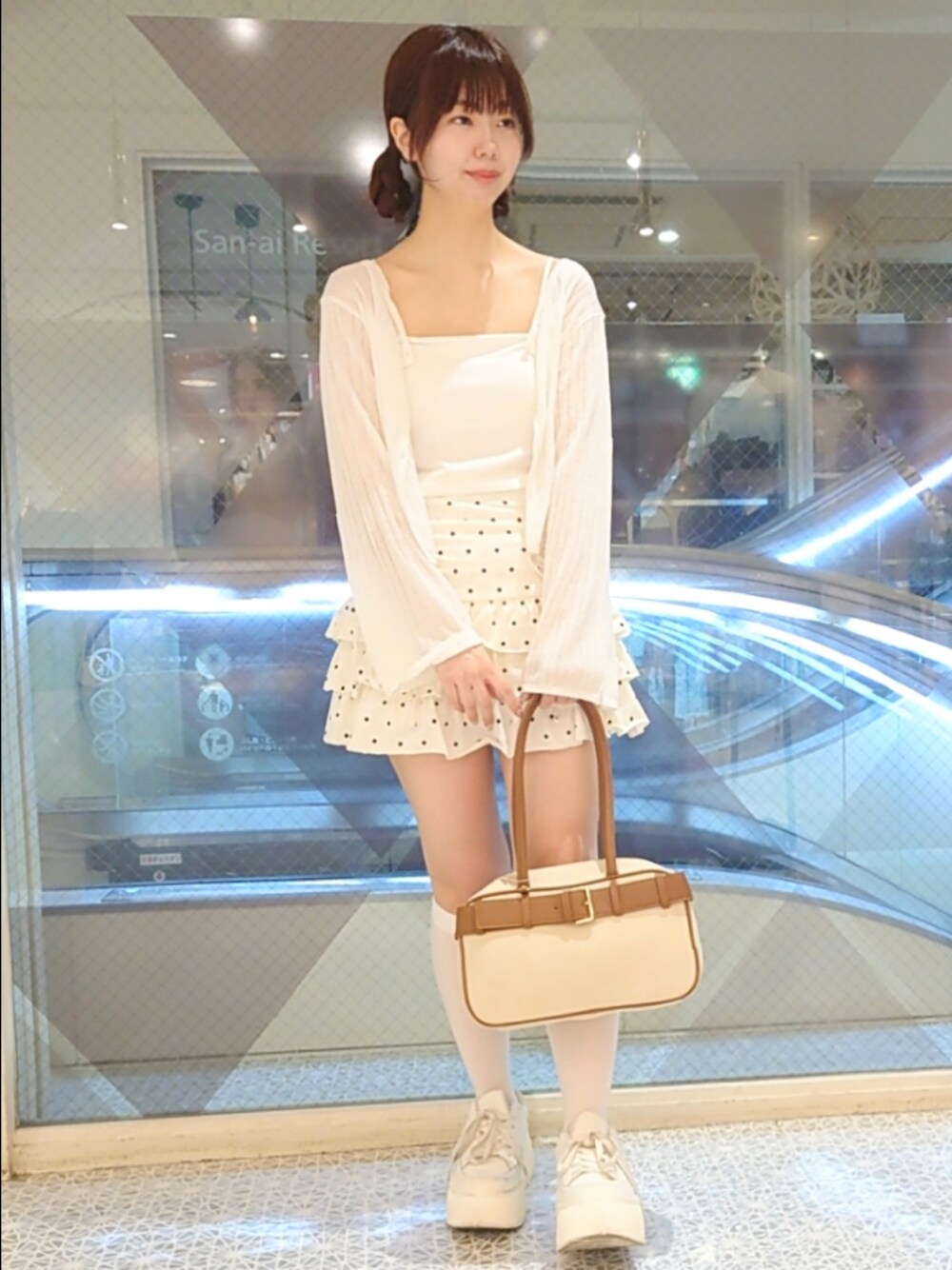 ホワイト系のカーディガン/ボレロ、ホワイト系のキャミソール、ホワイト系のスカートを着用したレディースの夏コーディネートの1枚目の写真