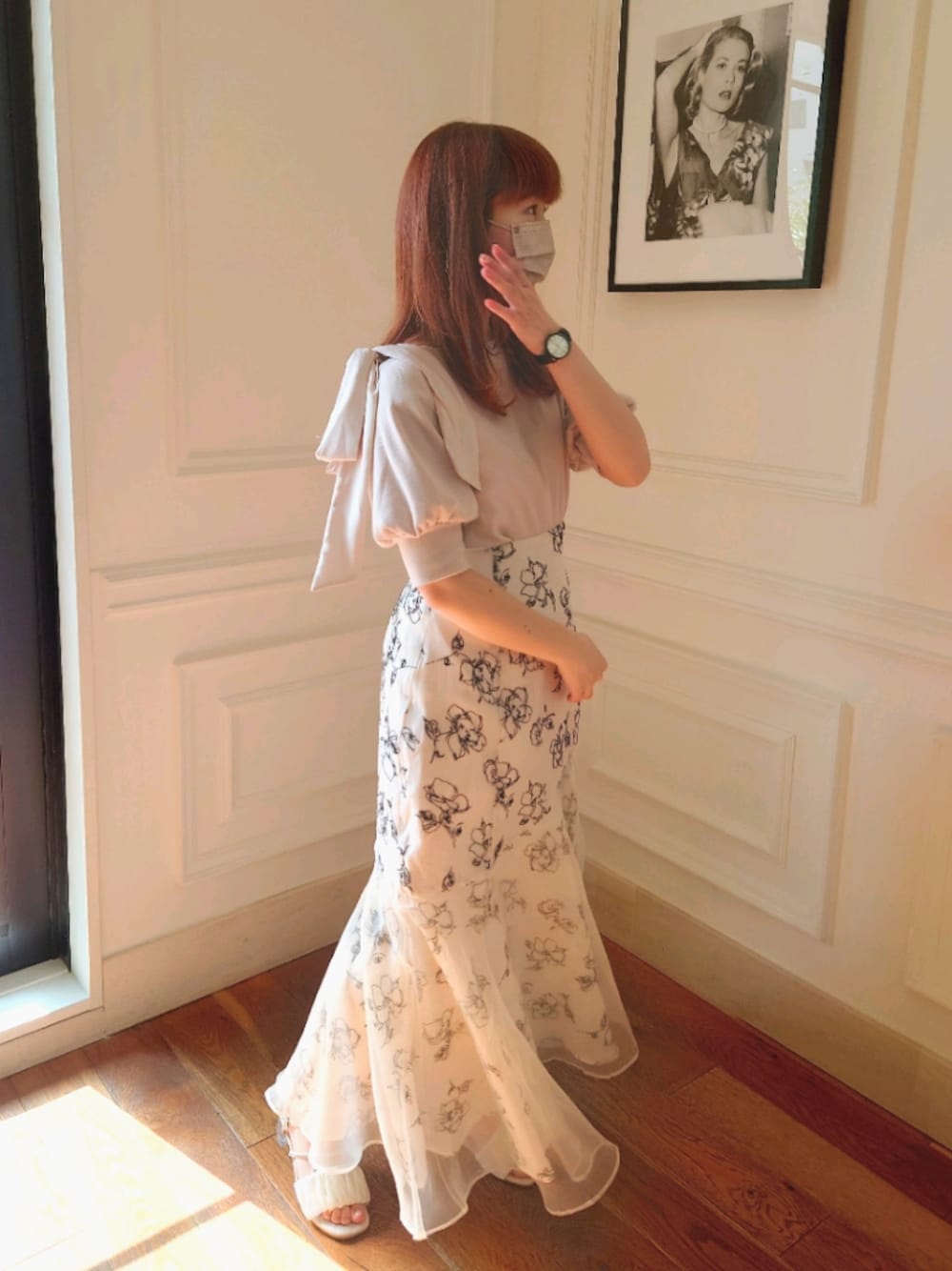 ピンク系のTシャツ/カットソー、ベージュ系のスカート、ホワイト系のサンダルを着用したレディースの春コーディネートの1枚目の写真