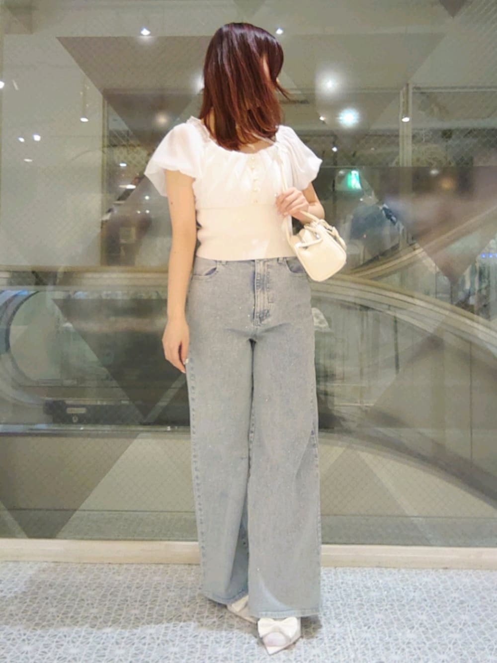 「ナイスクラップ、nice claup、one after another NICE CLAUP、骨格ウェーブ、イエベ春、低身長、152cm、デートコーデ、淡色コーデ、きれいめカジュアル、デニム、夏コーデ、韓国ファッション、初夏コーデ、夏ファッション」｜「one after another NICE CLAUPのドッキングオフショルニット（ニット/セーター、ホワイト系）」を使った、ばらさん（骨格ウェーブ・レディース・152cm）の夏コーディネートの1枚目の写真