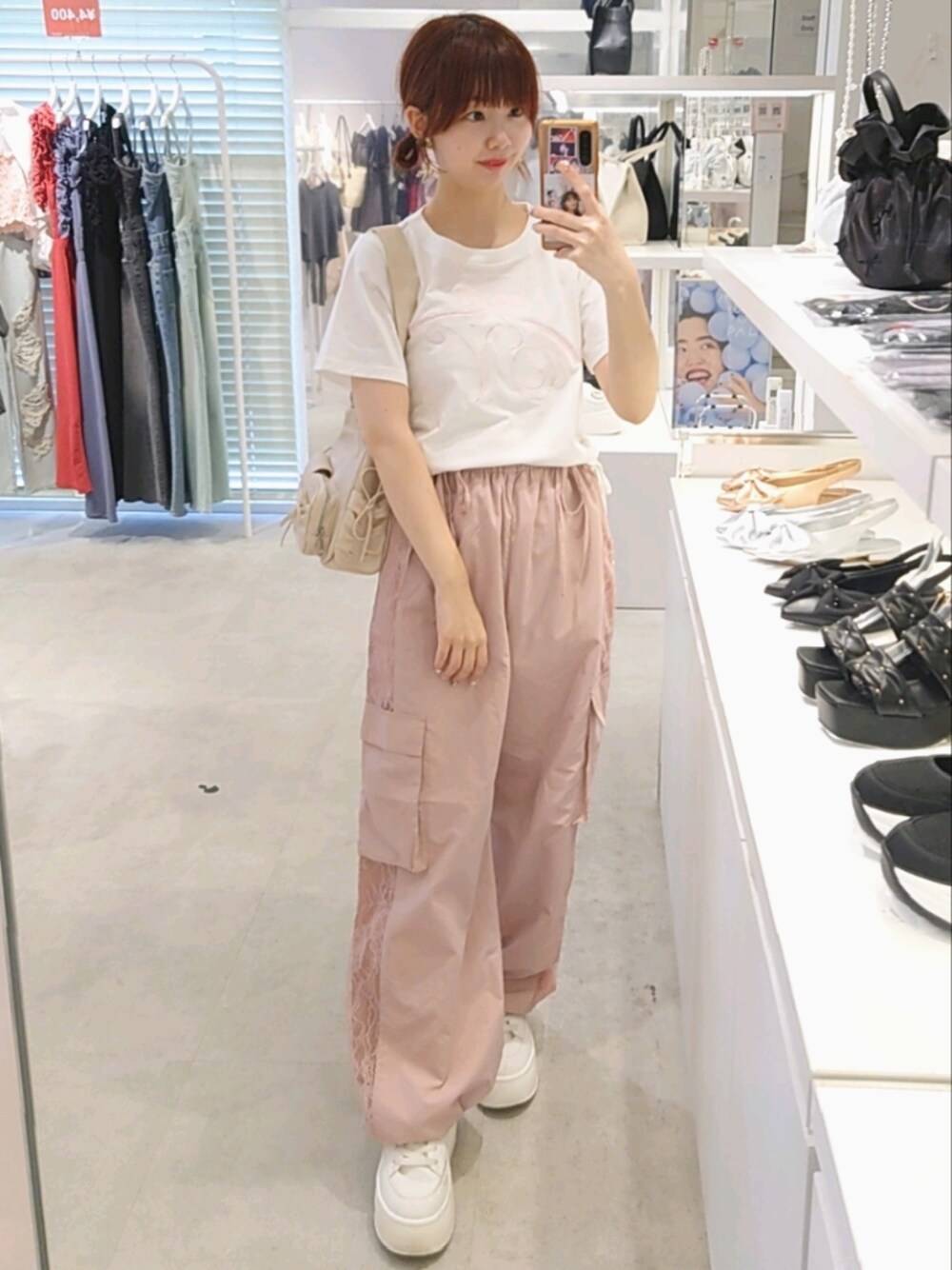 ホワイト系のTシャツ/カットソー、ピンク系のカーゴパンツ、ホワイト系のショルダーバッグを着用したレディースの夏コーディネートの1枚目の写真