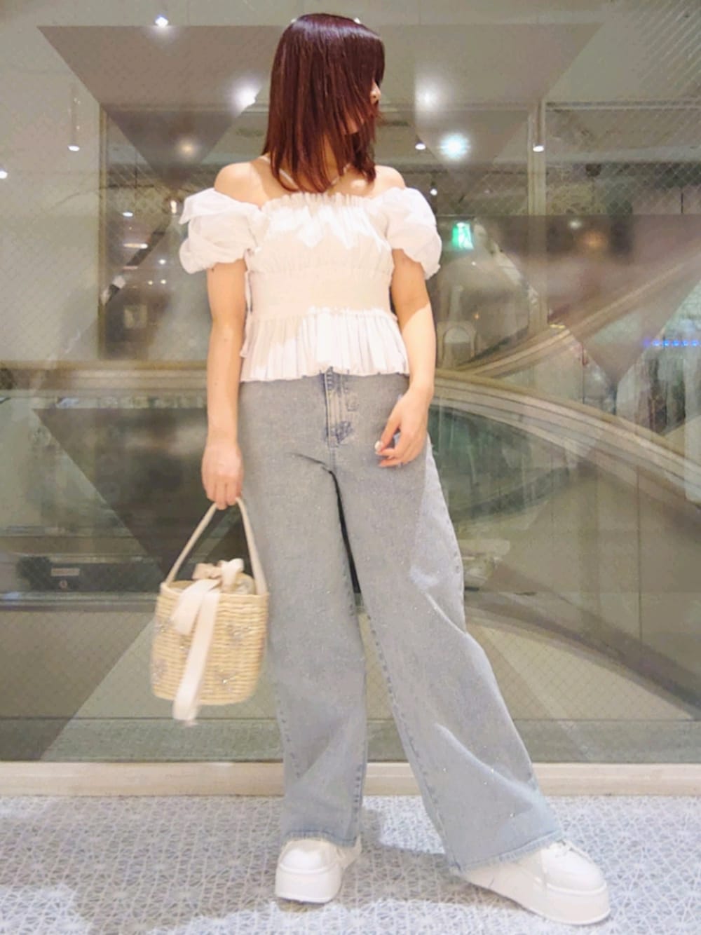 「ナイスクラップ、nice claup、one after another NICE CLAUP、骨格ウェーブ、イエベ春、低身長、152cm、ワイドパンツ、お出かけコーデ、低身長コーデ、リボン、デートコーデ、淡色コーデ、きれいめカジュアル、デニム」｜「one after another NICE CLAUPの2wayペプラムプリーツブラウス（シャツ/ブラウス、ホワイト系）」を使った、ばらさん（骨格ウェーブ・レディース・152cm）の春コーディネートの1枚目の写真