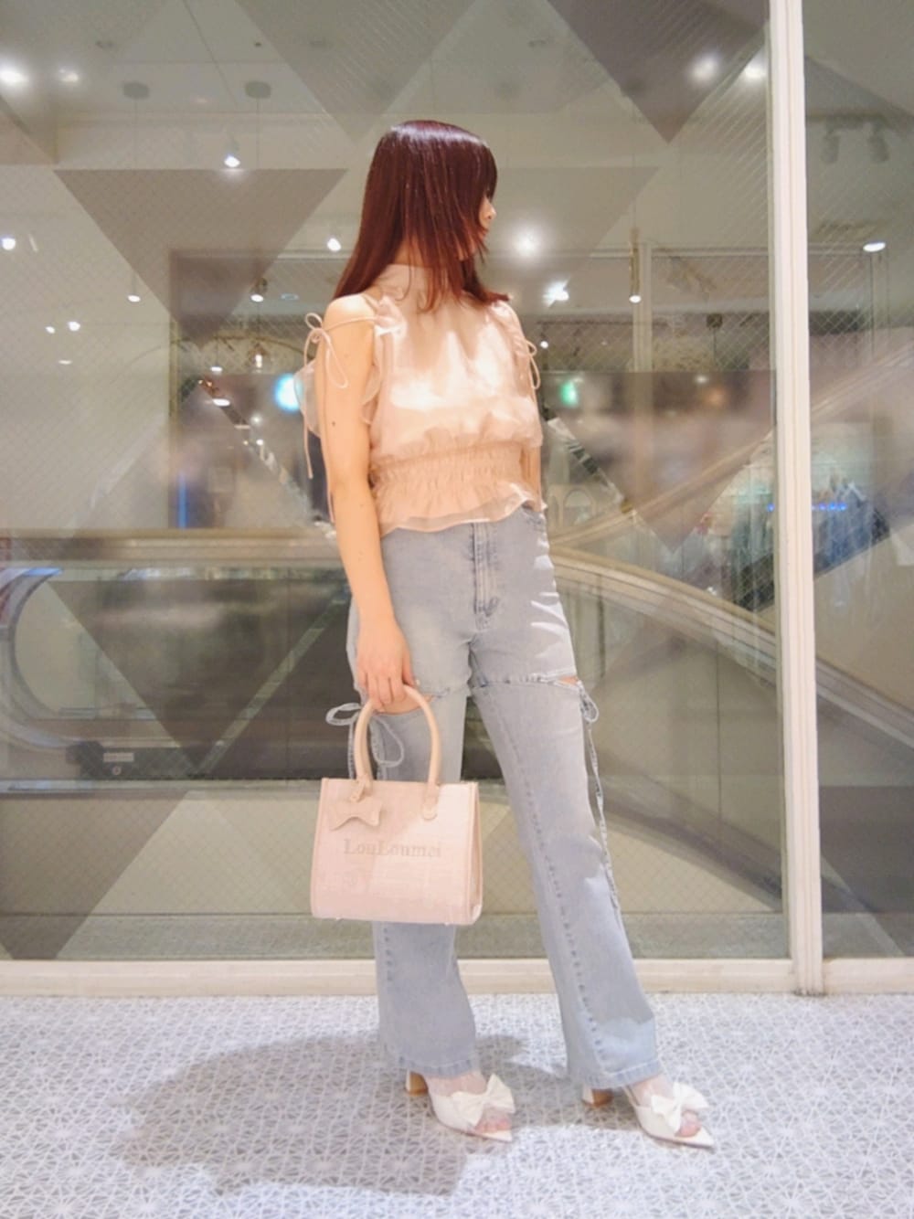 「ナイスクラップ、nice claup、one after another NICE CLAUP、骨格ウェーブ、イエベ春、低身長、152cm、韓国ファッション、きれいめカジュアル、休日スタイル、デニム、お出かけコーデ、低身長コーデ、デートコーデ、淡色コーデ」｜「one after another NICE CLAUPのアメスリバックリボンブラウス（シャツ/ブラウス、ベージュ系）」を使った、ばらさん（骨格ウェーブ・レディース・152cm）の春コーディネートの1枚目の写真