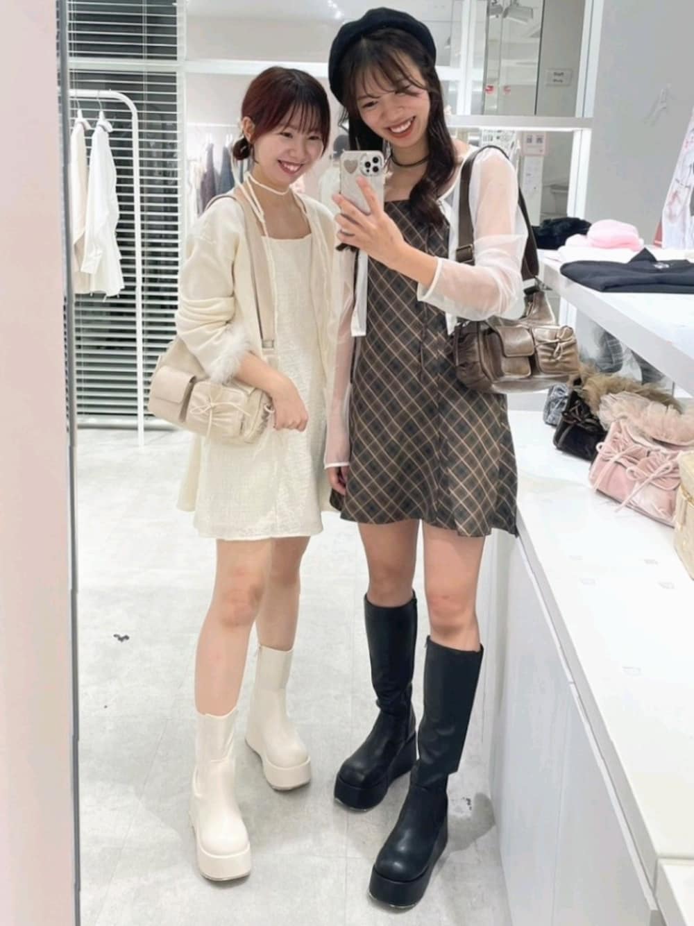 ブラウン系のワンピース、ホワイト系のカーディガン/ボレロ、ベージュ系のワンピースを着用したレディースの秋コーディネートの1枚目の写真