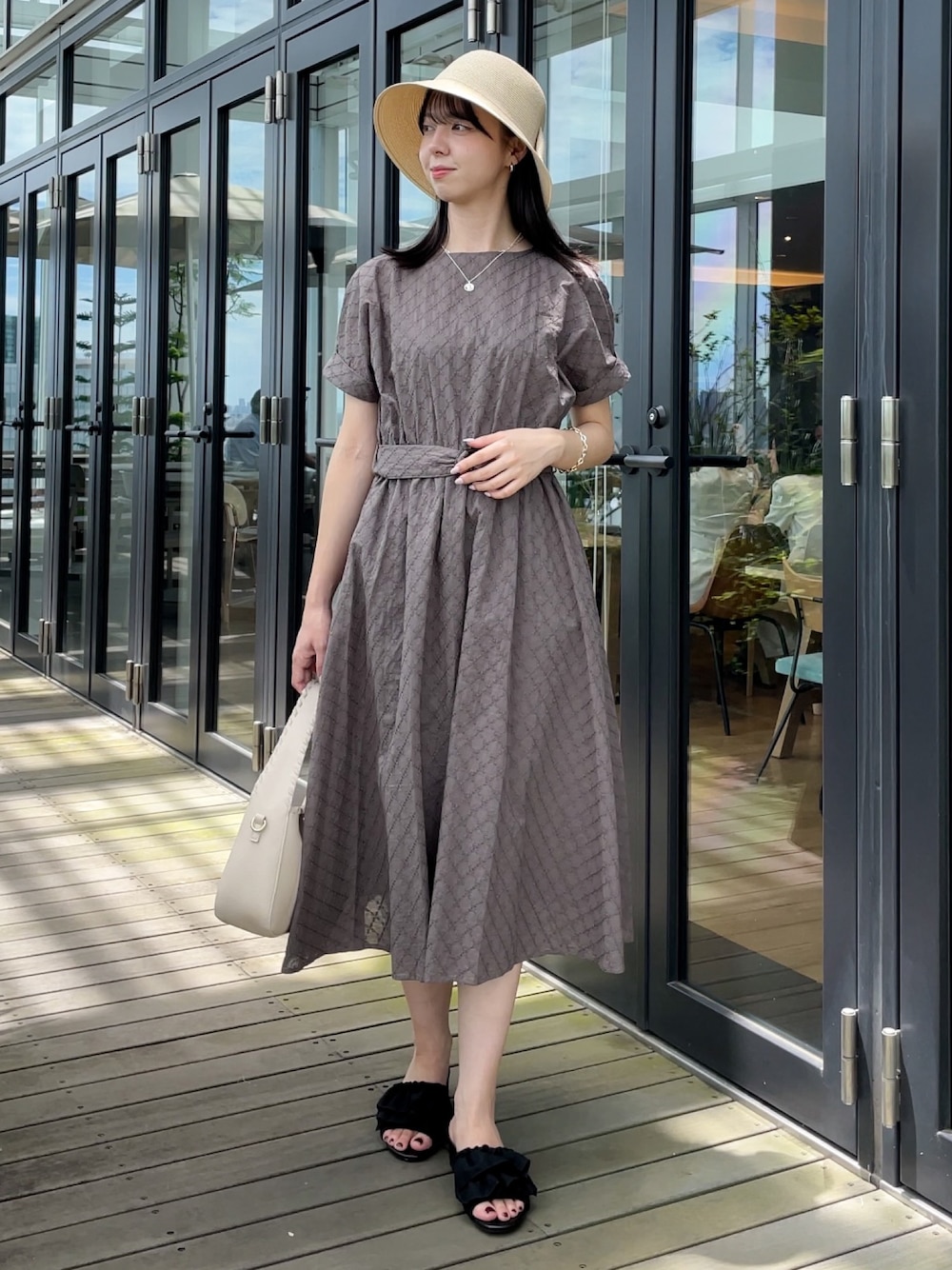 「麦わら帽子、サンダル、夏コーデ、今日のコーデ、大人可愛い、おでかけコーデ、休日スタイル、高身長コーデ、大人かわいい」｜「groveの幾何小花刺繍レースベルト付きワンピース（ワンピース、ブラウン系）」を使った、NATSUMIさん（レディース・165cm）の夏コーディネートの1枚目の写真