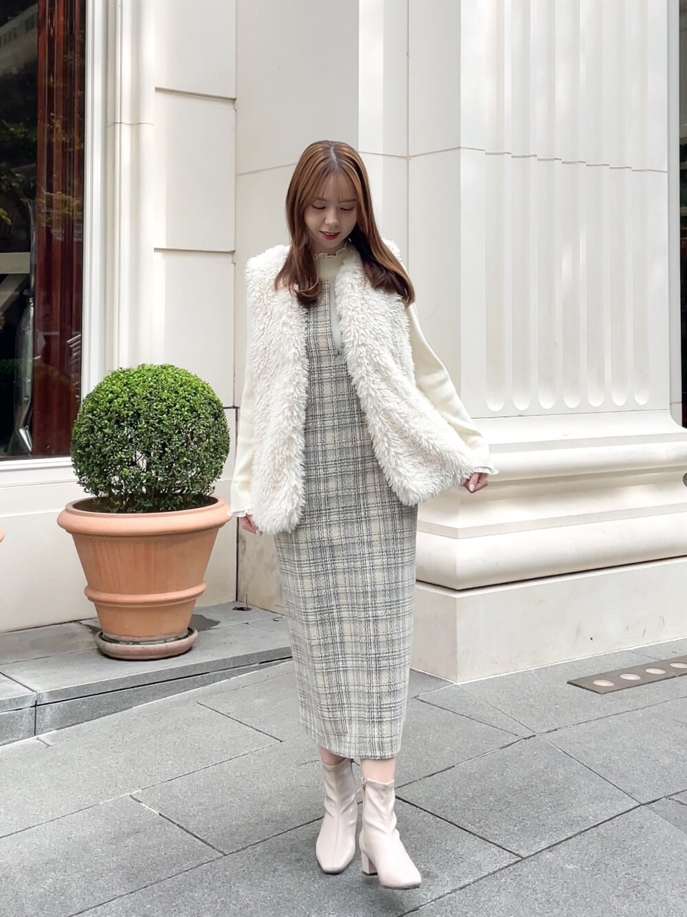 「淡色コーデ、ワンピース、オトナ女子、お出かけコーデ、ファーベスト、もこもこ、秋服コーデ、骨格ウェーブ、チェック、大人ガーリー」｜「groveの一枚で可愛い♪プリーツレイヤードニットプルオーバー（ニット/セーター、ホワイト系）」を使った、NATSUMIさん（レディース・165cm）の秋コーディネートの1枚目の写真