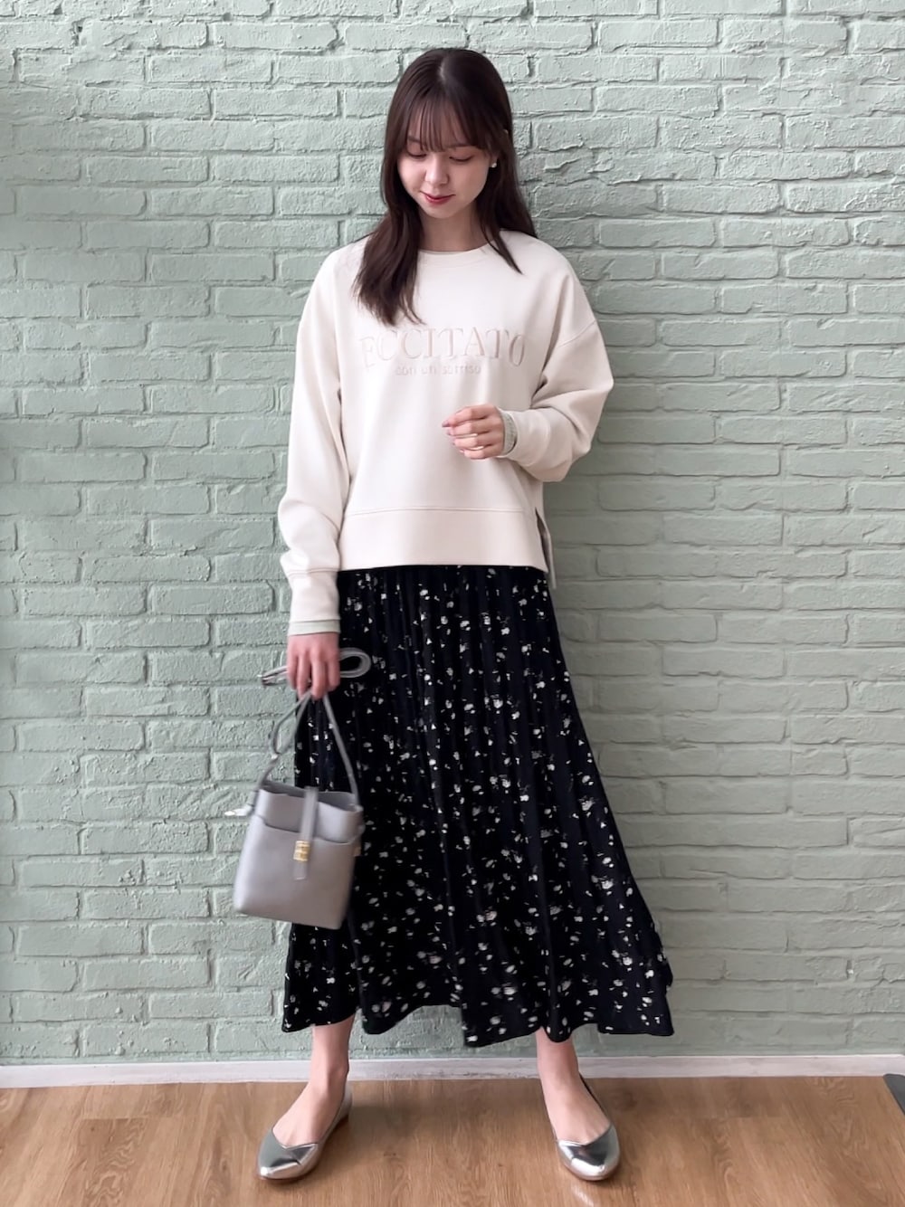 「春コーデ、春服みてみて、お出かけコーデ、春服、シンプルスタイル、ロゴスウェット、リラックススタイル、オトナ女子、ベージュ、オトナカジュアル、大人コーデ、大人女子」｜「groveのフェミニン女子にもおすすめ♪ロゴ刺繍ダンボールプルオーバー（Tシャツ/カットソー、ホワイト系）」を使った、NATSUMIさん（レディース・165cm）の春コーディネートの1枚目の写真