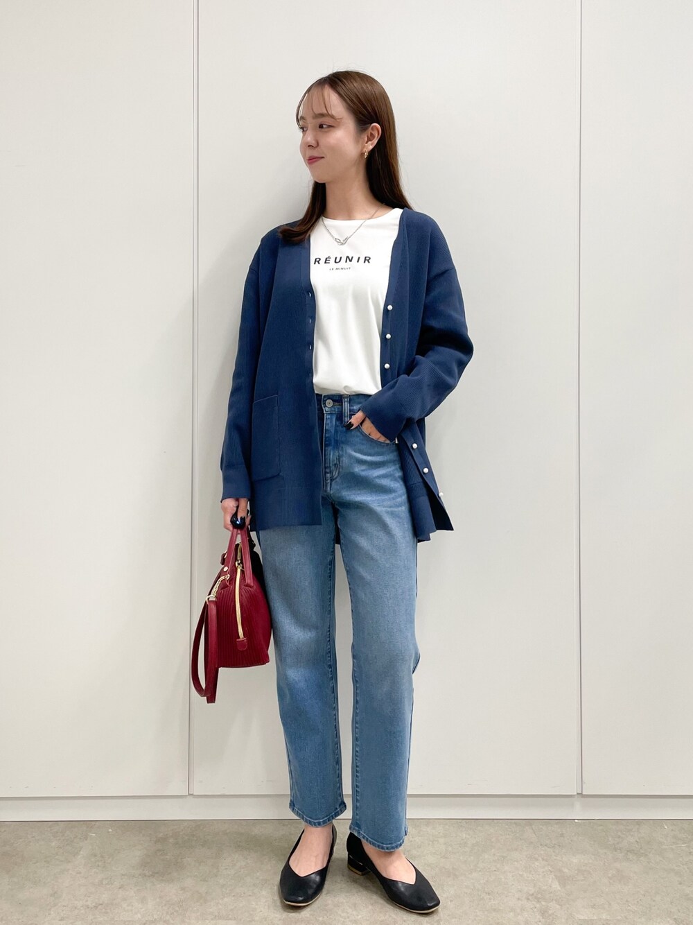 「秋服準備はじめました、ロゴT、ミニバッグ、きれいめカジュアル、秋先取りコーデ、パンツスタイル、大人カジュアル、秋服コーデ、お洒落さんとつながりたい、ラクチンコーデ、Tシャツ」｜「groveの【洗える】パール調ボタンスポンディッシュカーディガン（カーディガン/ボレロ、ブルー系）」を使った、NATSUMIさん（レディース・165cm）の夏コーディネートの1枚目の写真
