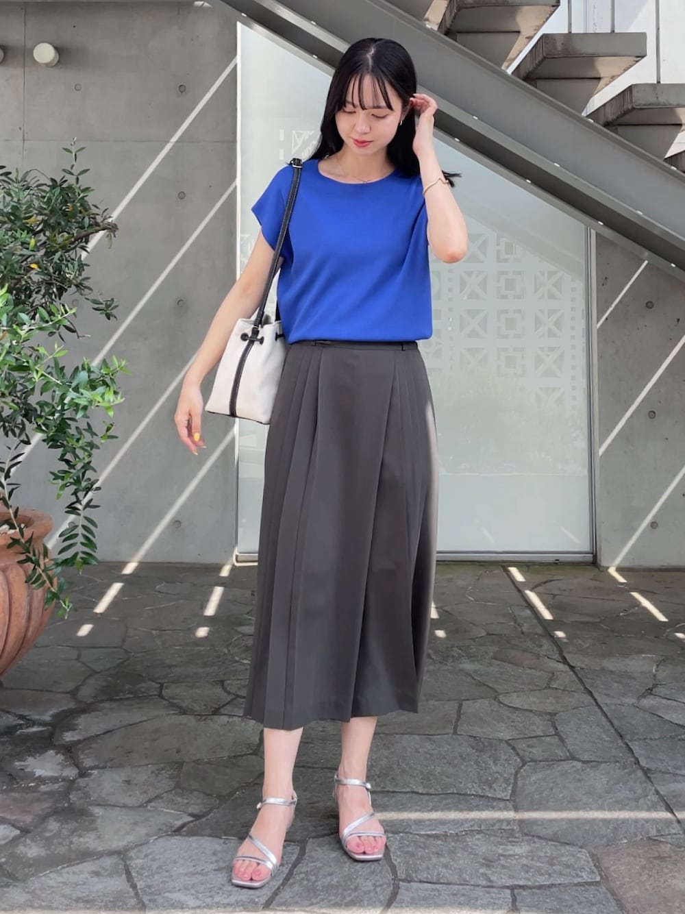 「夏コーデ、きれいめカジュアル、楽チンコーデ、パンツスタイル、高身長女子」｜「groveの【夏に嬉しい機能付き】やわらかドライタッチフレンチスリーブニット（ニット/セーター、ブルー系）」を使った、NATSUMIさん（レディース・165cm）の夏コーディネートの1枚目の写真