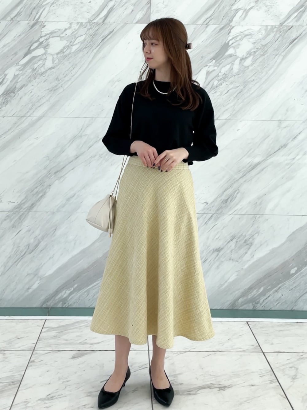 「春色、休日スタイル、お出かけコーデ、イエロー、ブラック、デートコーデ、大人ガーリー」｜「groveのシルクブレンドボリュームスリーブプルオーバー（ニット/セーター、ブラック系）」を使った、NATSUMIさん（レディース・165cm）の春コーディネートの1枚目の写真