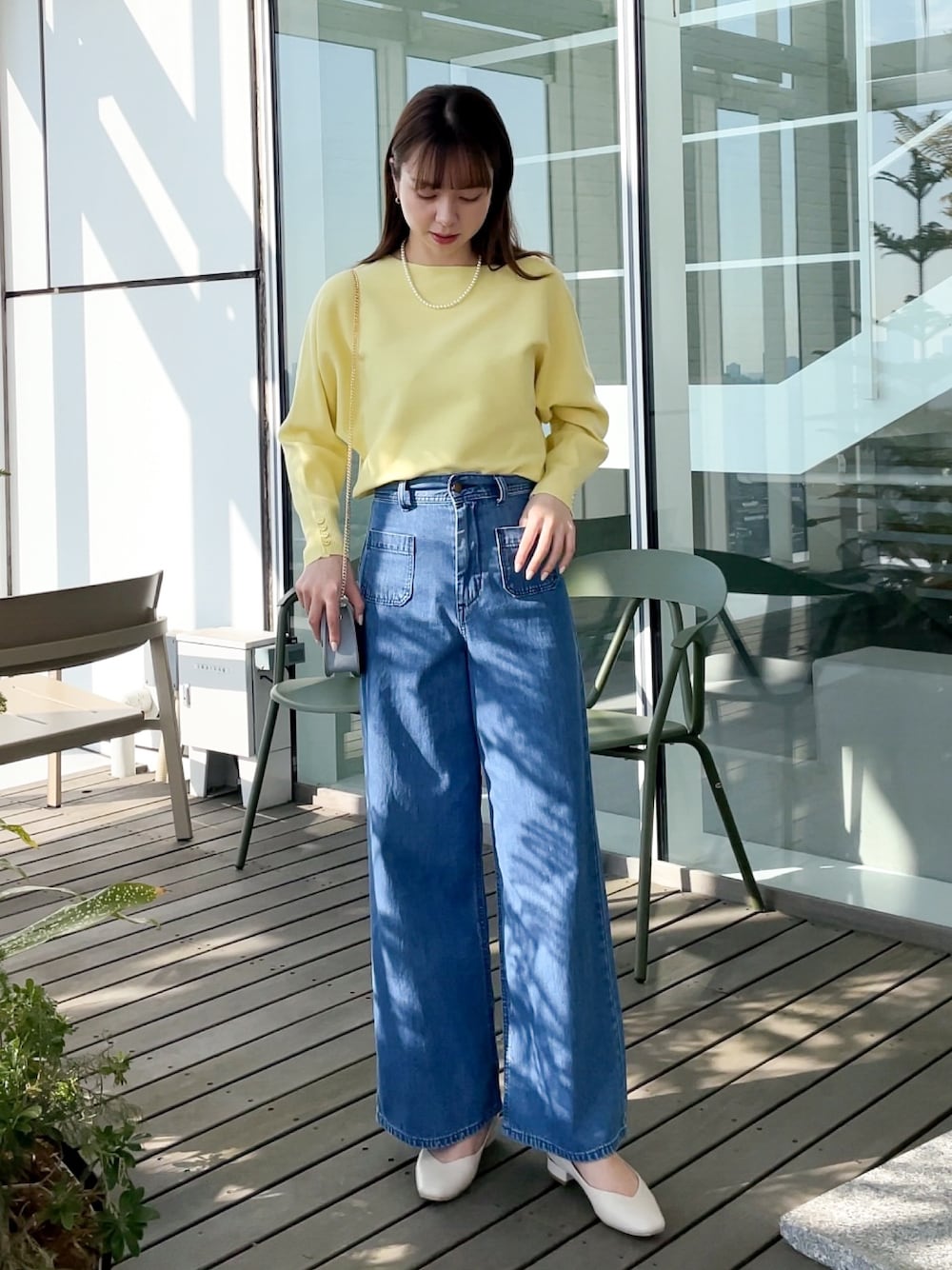「イエロー、LEE、デニム、デニムパンツ、春色、休日スタイル、ショルダーバッグ、春コーデ、ワイドデニム、大人ガーリー」｜「groveの【新色】毛玉軽減ドルマンプルオーバー（ニット/セーター、イエロー系）」を使った、NATSUMIさん（レディース・165cm）の冬コーディネートの1枚目の写真