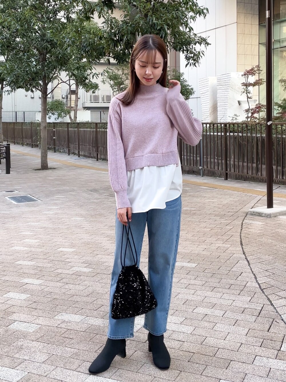 「ブーツ、レイヤードスタイル、デニム、ピンク、冬のコーデ、オトナカジュアル、大人かわいい、シンプルコーデ、休日スタイル、カラー×コーデ」｜「groveの1枚でトレンドスタイルが叶う♪シャツレイヤードプルオーバー（ニット/セーター、パープル系）」を使った、NATSUMIさん（レディース・165cm）の冬コーディネートの1枚目の写真