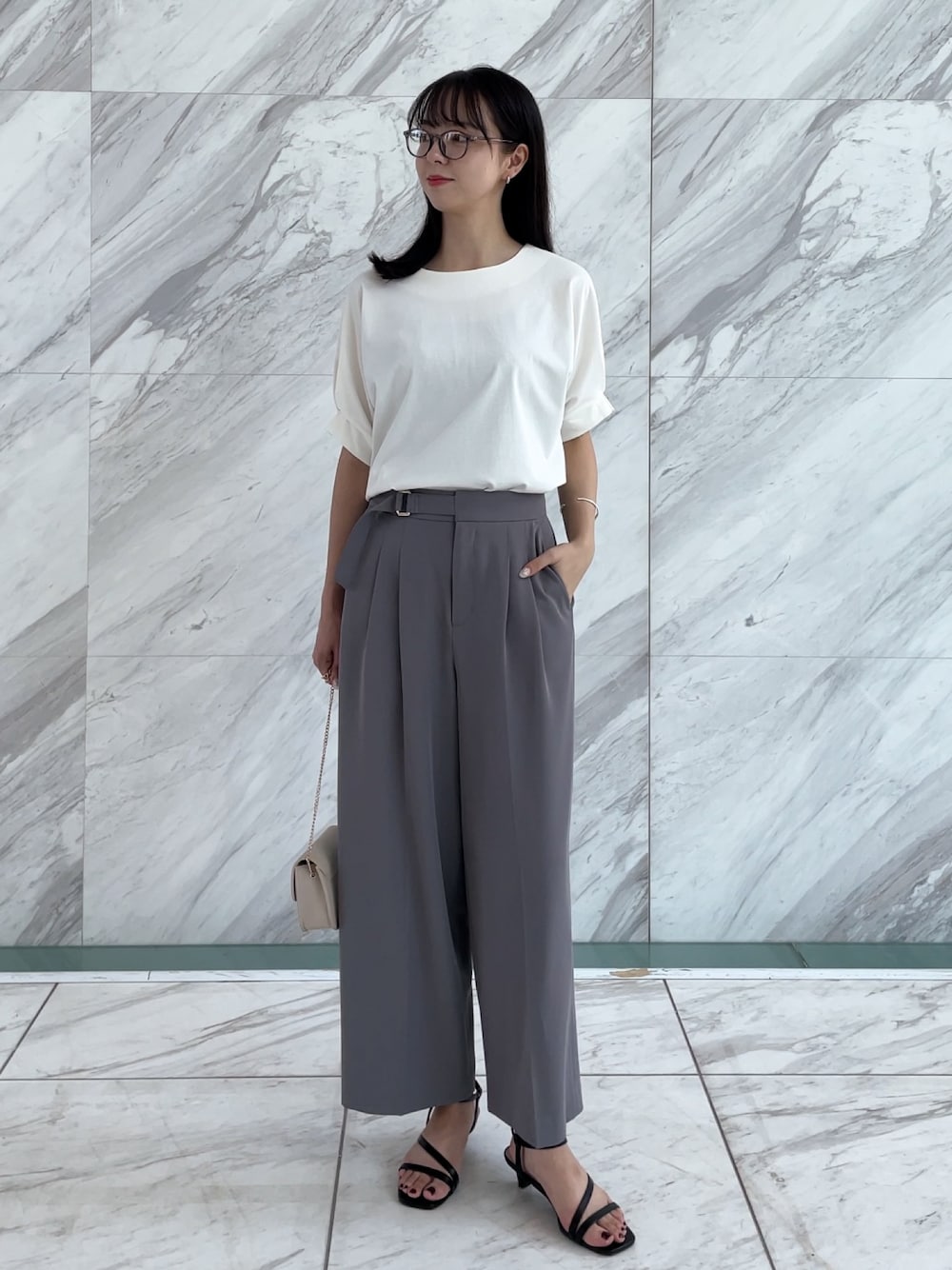 「ショルダーバッグ、シンプル、休日スタイル、大人女子、パンツコーデ、大人コーデ」｜「groveの＜接触冷感／UVカット＞タックドルマンプルオーバー（Tシャツ/カットソー、ホワイト系）」を使った、NATSUMIさん（レディース・165cm）の夏コーディネートの1枚目の写真