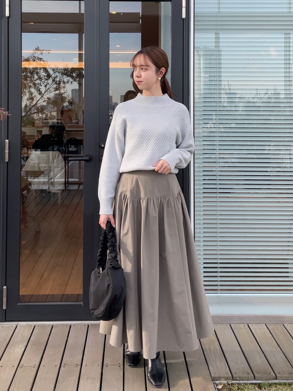 「グレー、カーキ、カジュアルコーデ、カジュアル、カジュアルガーリー、ニット、ブーツ、シンプルコーデ、ootd」｜「groveのふんわりやわらか!フラッフィーコットンブレンドハイネックプルオーバー（ニット/セーター、グレー系）」を使った、NATSUMIさん（レディース・165cm）の冬コーディネートの1枚目の写真