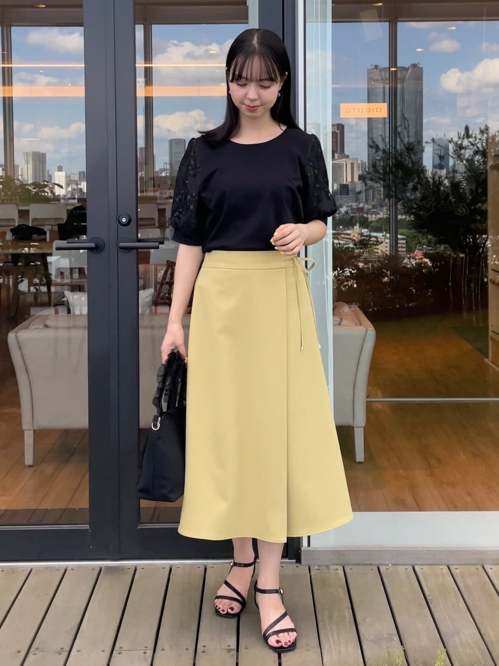 「夏コーデ、デートコーデ、大人女子、大人かわいい、シンプルコーデ、夏、サンダルコーデ、大人ガーリー」｜「groveのスパンコールチュール刺繍袖プルオーバー（Tシャツ/カットソー、ブラック系）」を使った、NATSUMIさん（レディース・165cm）の夏コーディネートの1枚目の写真