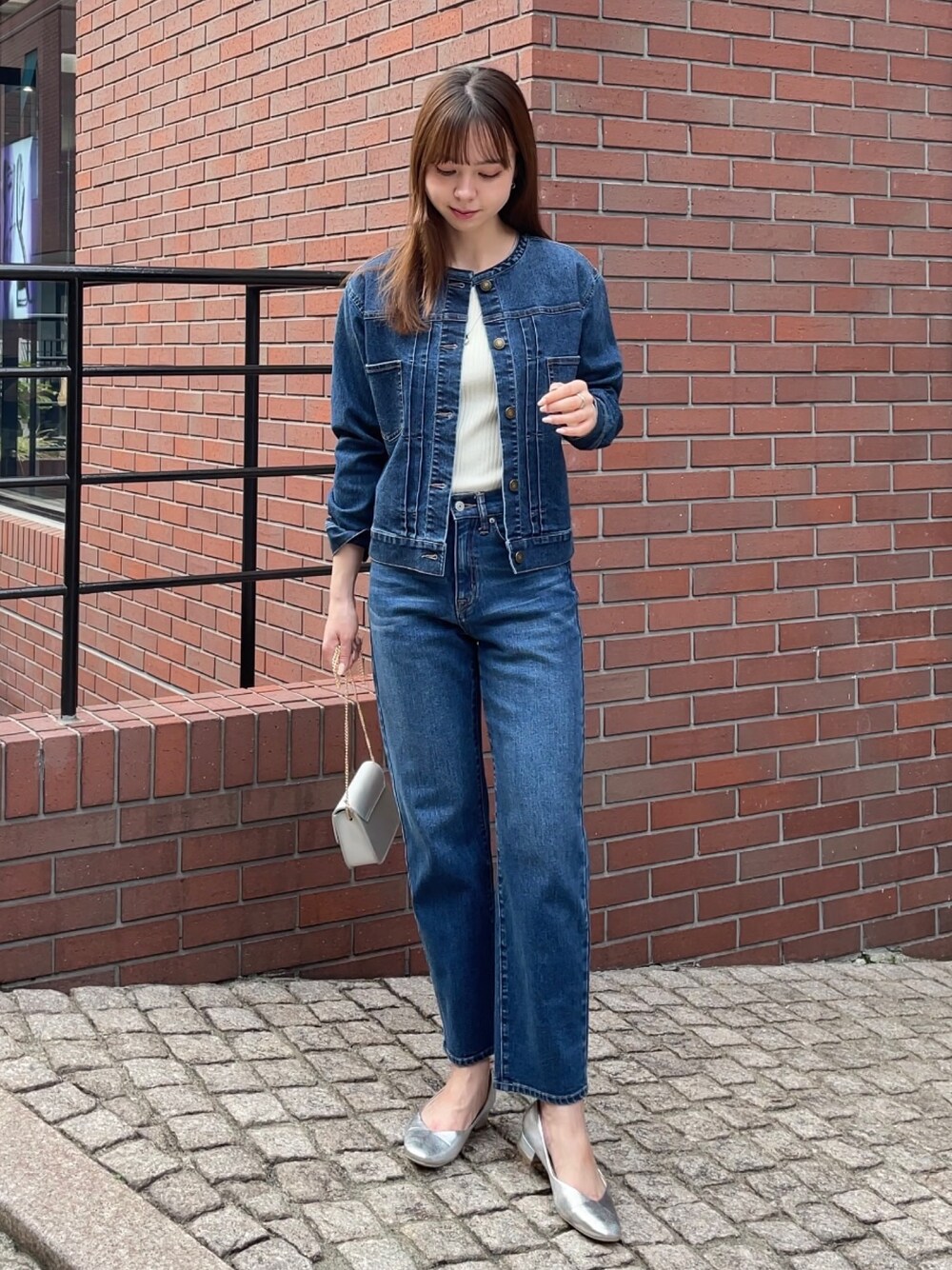 「デニム、デニムジャケット、デニムパンツ、デニムオンデニム、休日スタイル、セットアップ、オトナ女子、大人カジュアル、お出かけコーデ、ootd、カジュアルコーデ」｜「groveのノーカラーデニムジャケット（デニムジャケット、ブルー系）」を使った、NATSUMIさん（レディース・165cm）の春コーディネートの1枚目の写真